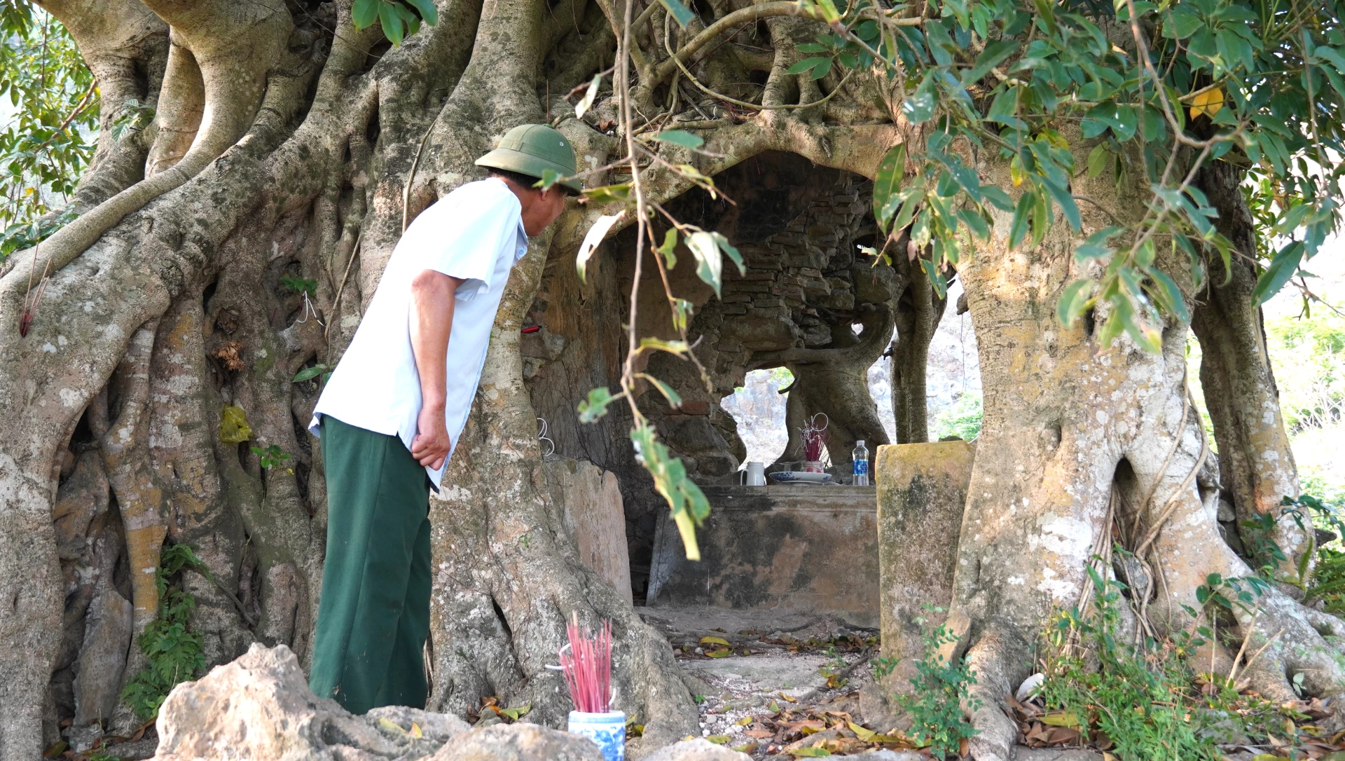 Qua thời gian và chiến tranh, điện thờ đã bị hoang tàn, đổ nát-Ảnh: C.H