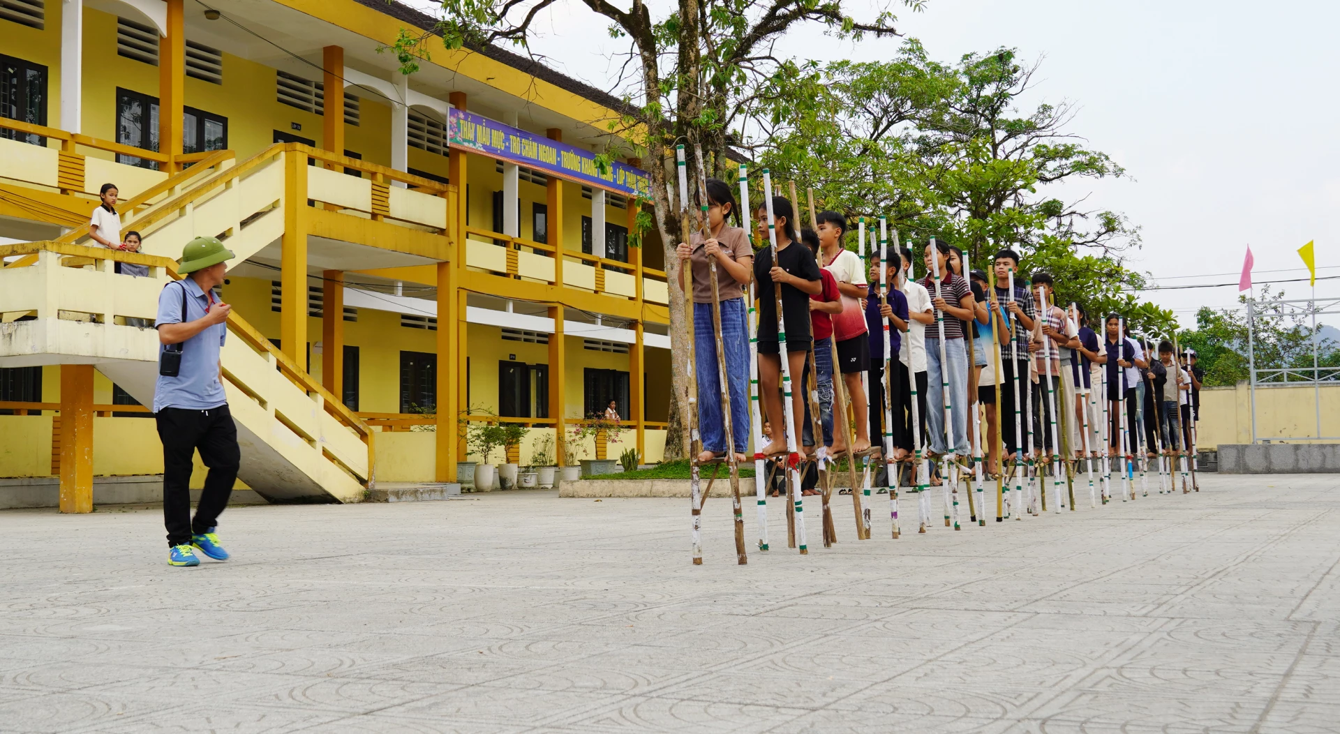 Trẻ em tập luyện đi cà kheo - Ảnh: C.H