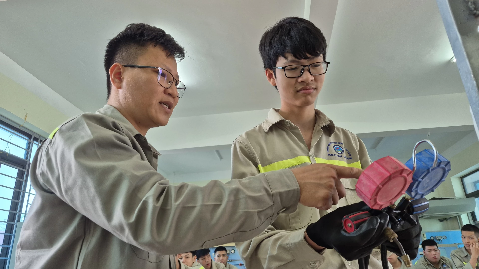 Học đi đôi với thực hành tại Trung tâm Giáo dục thường xuyên tỉnh - Ảnh: B.C