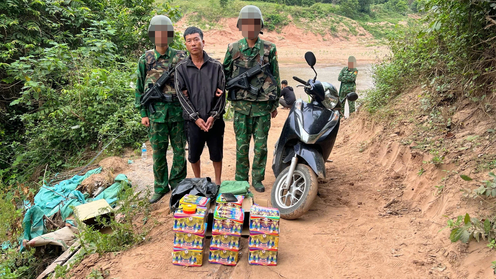 Đối tượng Đoàn Hoài Cương bị bắt cùng với tang vật 15
hộp pháo hoa