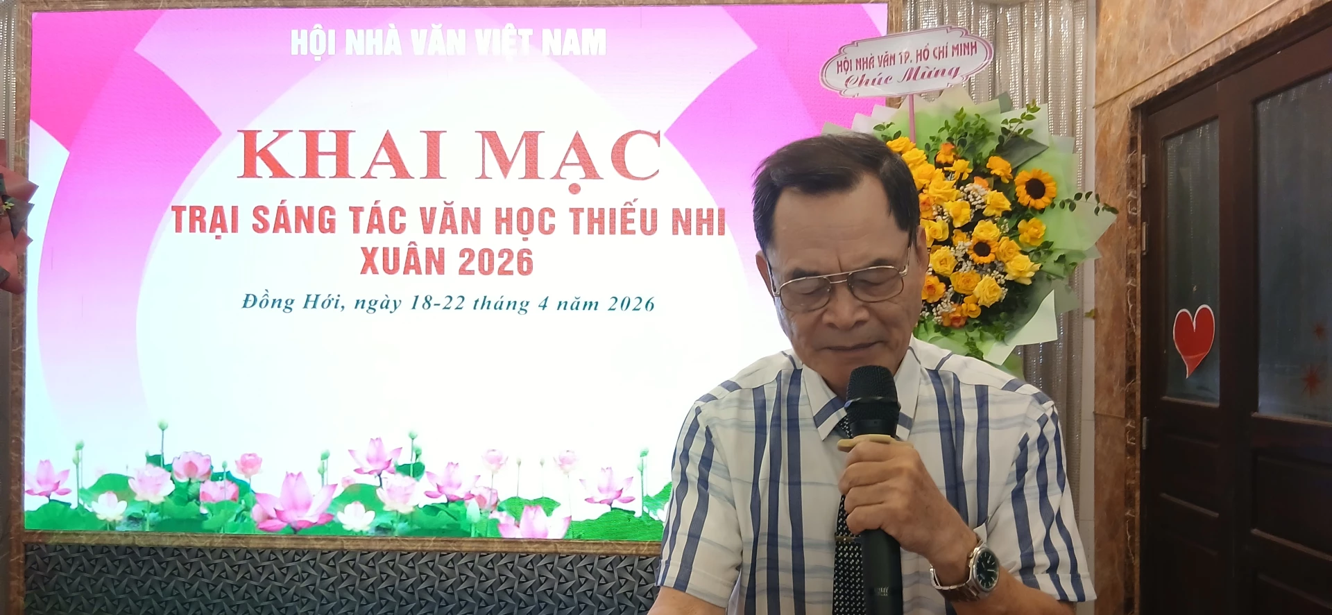 Ảnh: H.Đ Nhà văn Nguyễn Ngọc Khương phát biểu tại Lễ Khai mạc Trại sáng tác Văn học thiếu nhi năm 2026