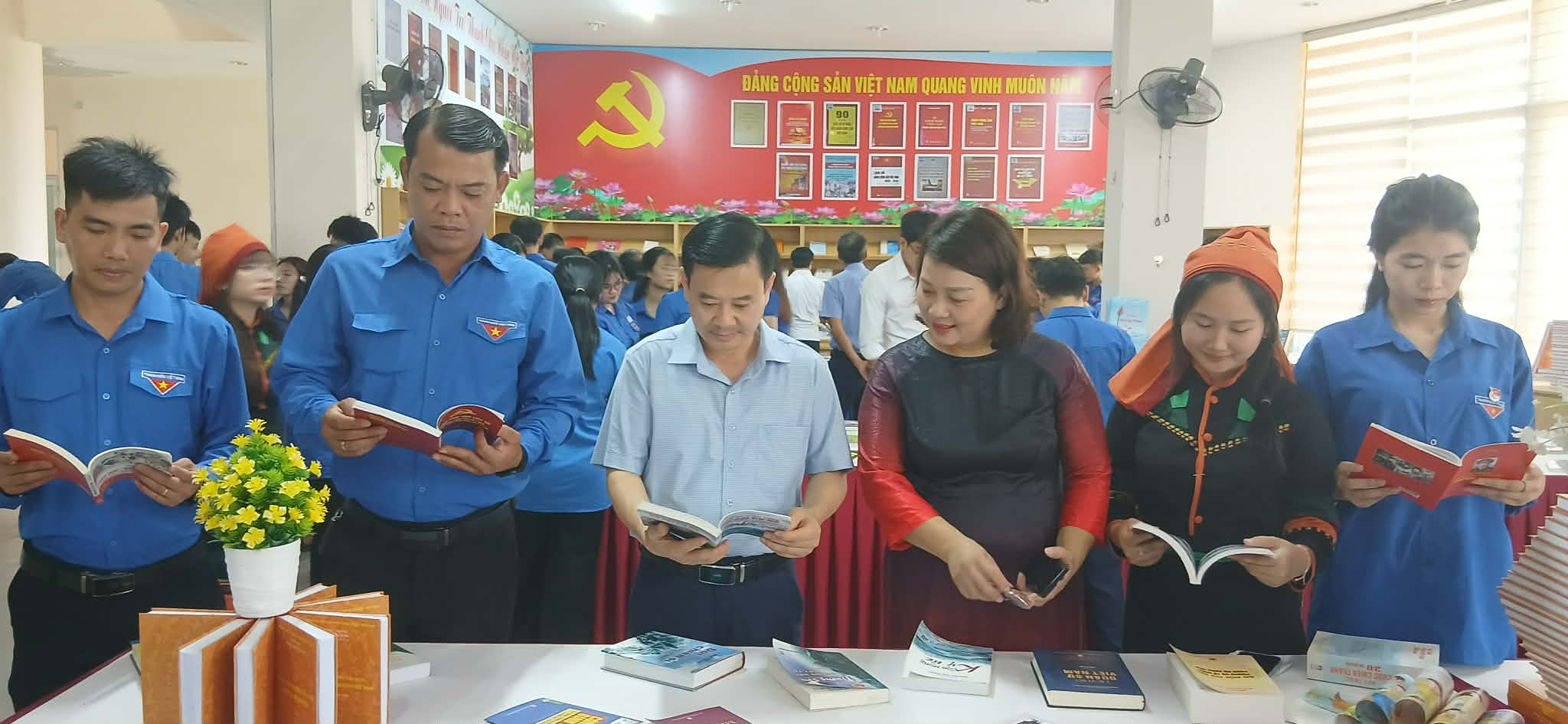 Ảnh: H.Đ Các đại biểu tham quan các gian trưng bày Sách.