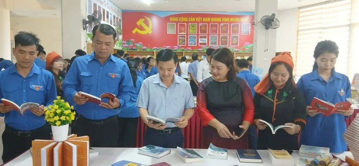 Khai mạc trưng bày tư liệu và cuộc thi xếp sách nghệ thuật