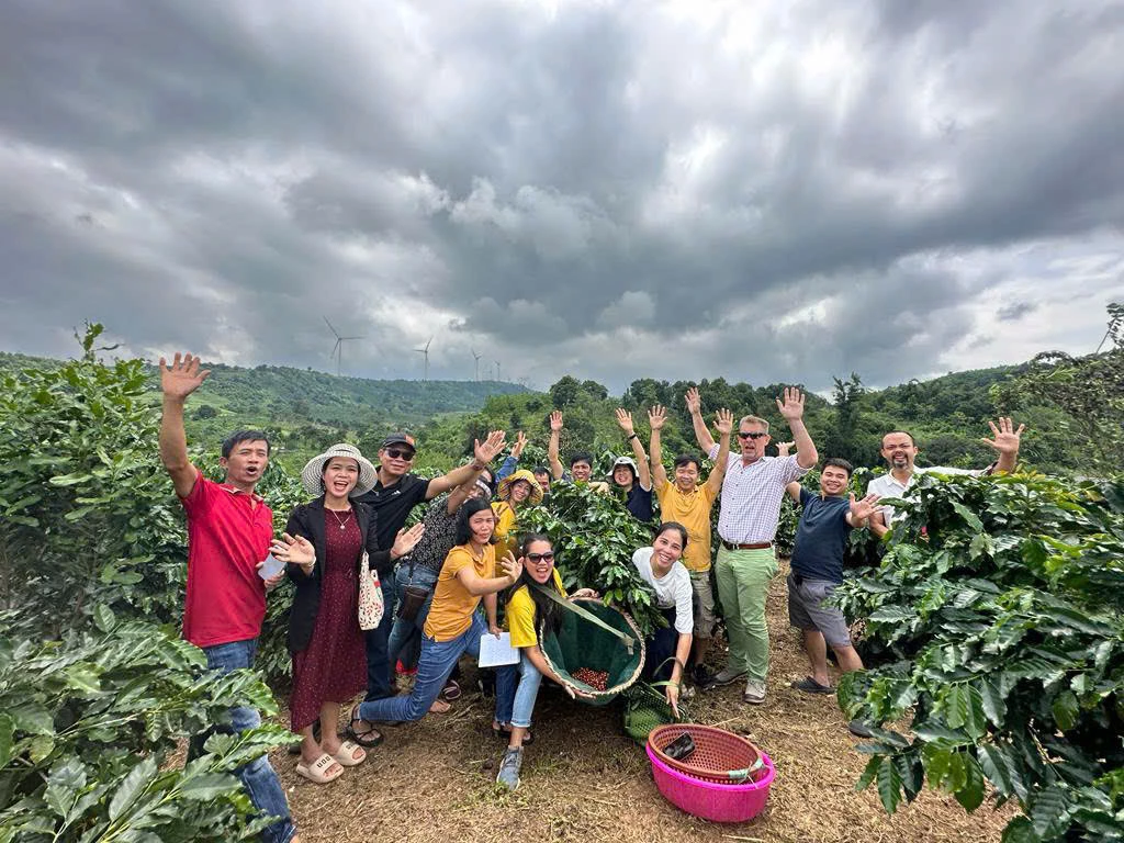 Ông Harro (thứ 3, từ phải sang) trải nghiệm tour cà phê Khe Sanh - Ảnh: H.L