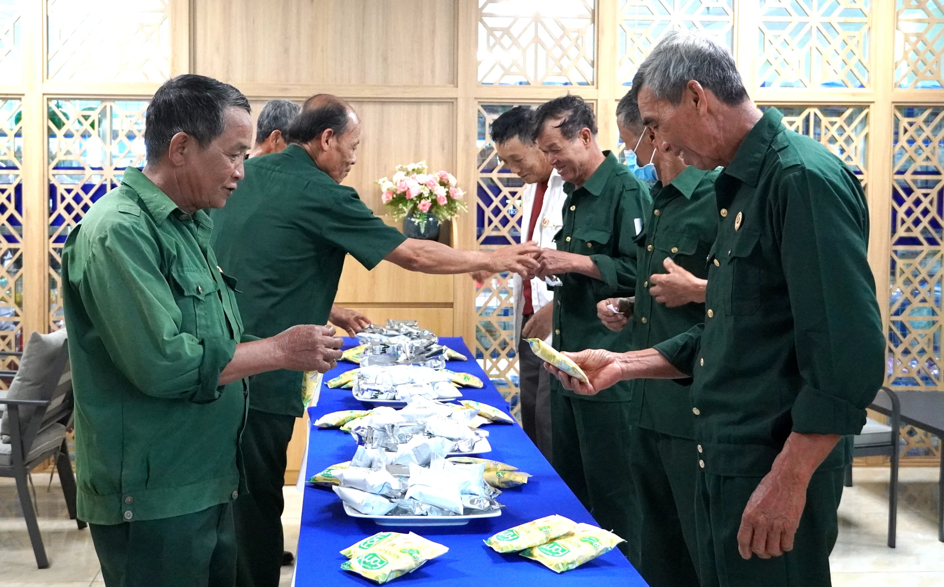 Các CCB được nghỉ ngơi, dùng bữa nhẹ tại bệnh viện - Ảnh: H.Tr.