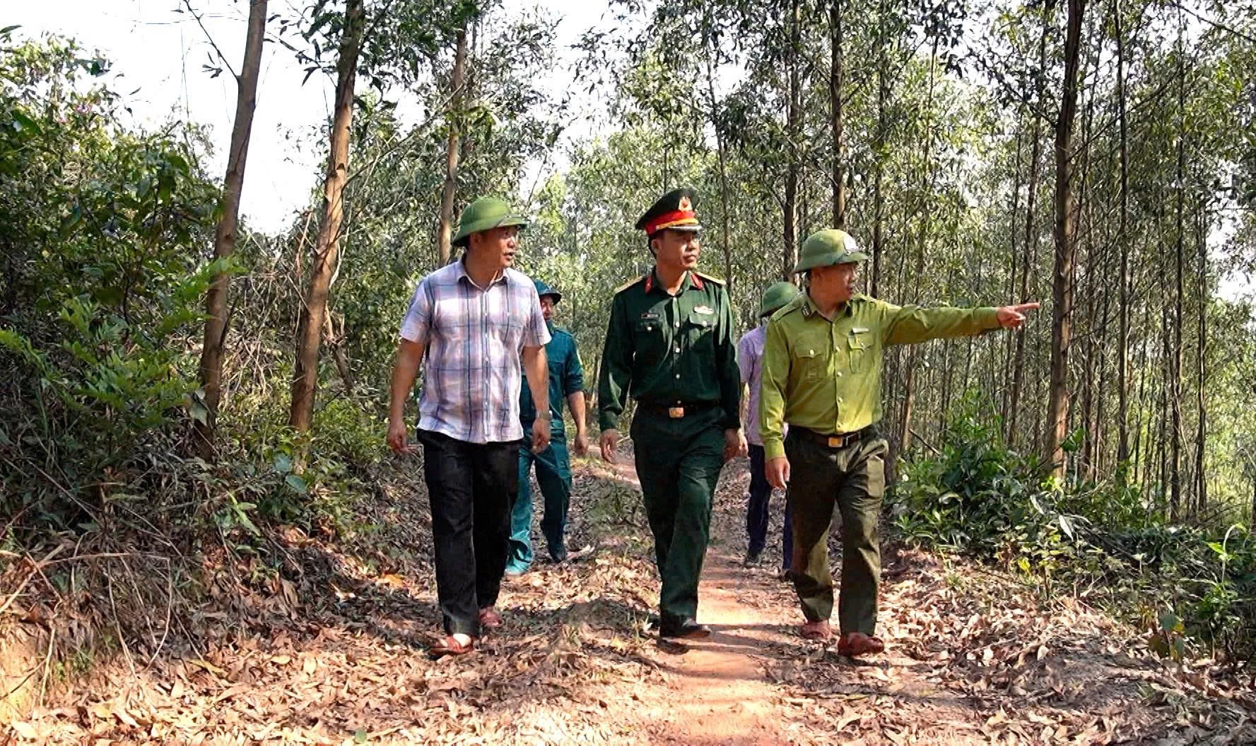 Lực lượng Kiểm lâm và các chủ rừng kiểm tra công tác phòng cháy, chữa cháy rừng tại địa bàn phường Đồng Sơn - Ảnh: Q.V
