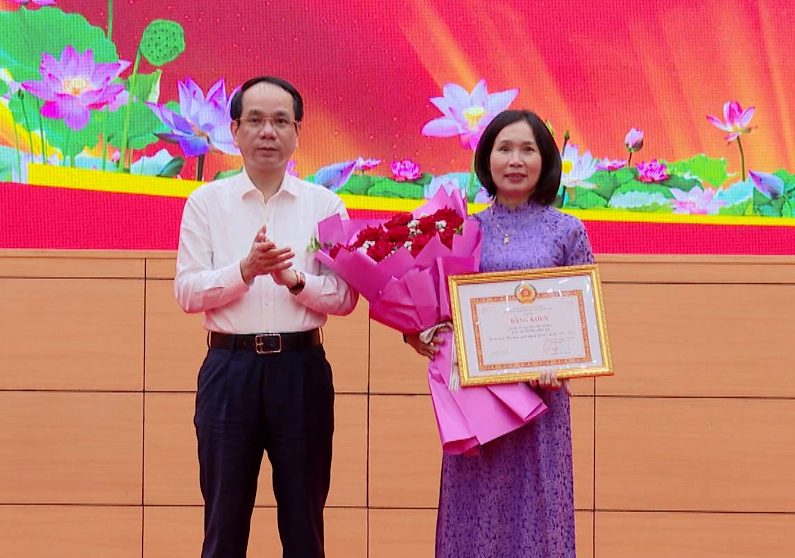 Đồng chí Bí thư Đảng ủy phường Đồng Hới Phan Mạnh Hùng trao bằng khen của Ban Thường vụ Tỉnh ủy cho chi bộ tổ dân phố Đức Trường đạt tiêu chuẩn “Hoàn thành xuất sắc nhiệm vụ” 5 năm liền (2021-2025)  - Ảnh: H.Tr.