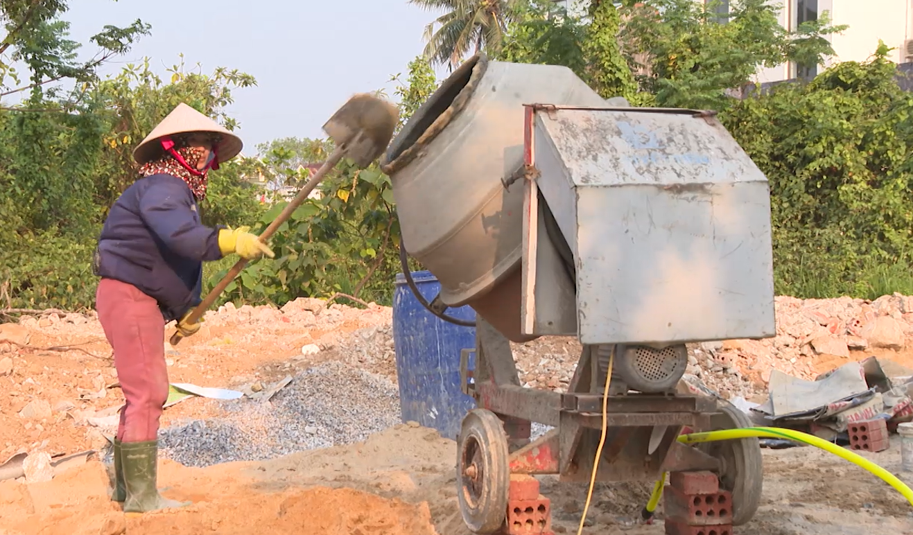 Làm việc ngoài trời, người lao động dùng áo điều hòa chống nắng nóng - Ảnh: B.C