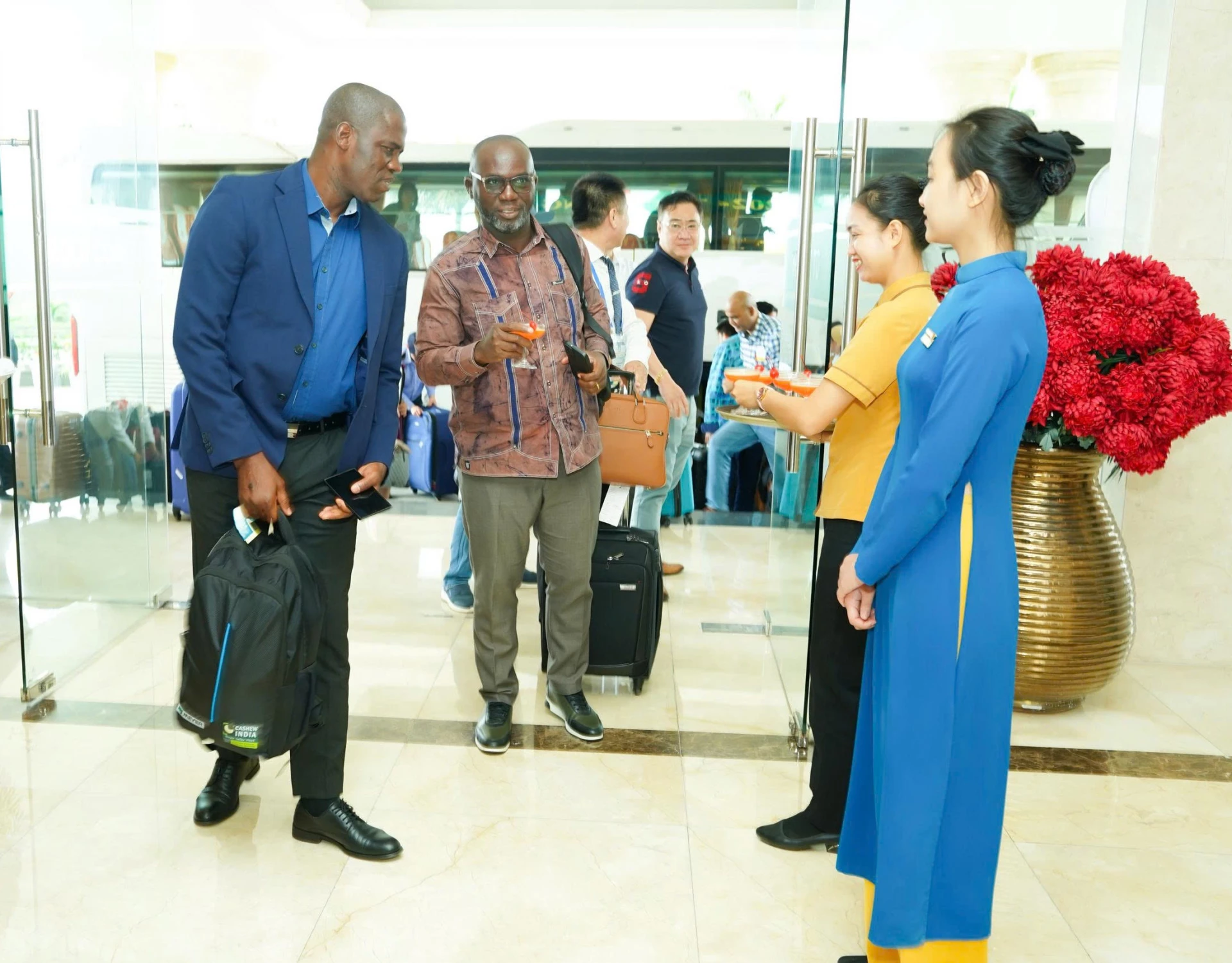 Doanh nghiệp du lịch chú trọng nâng cao chất lượng đội ngũ nhân viên phục vụ nhằm mang lại sự hài lòng cho du khách -Ảnh: M.L