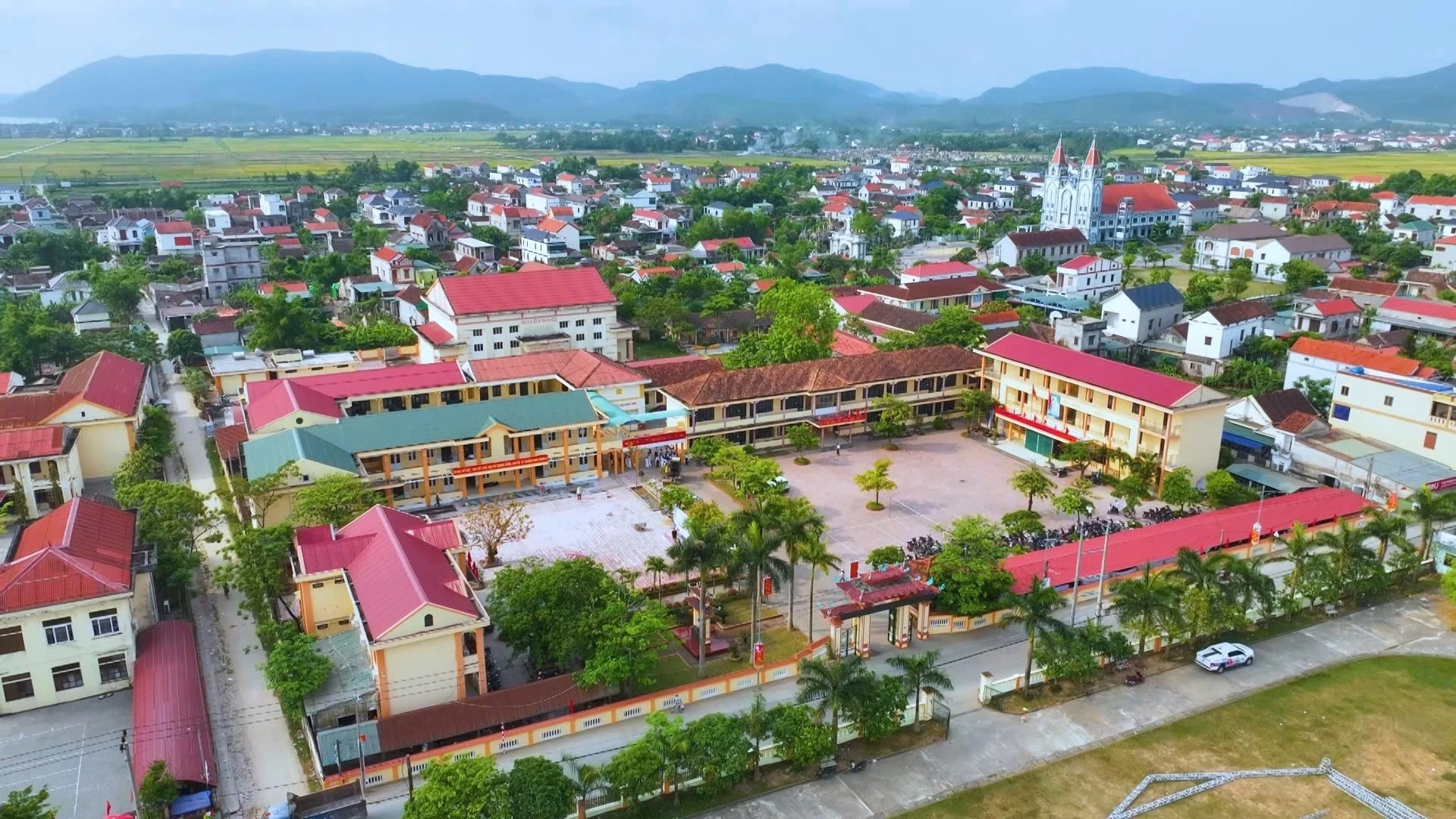 Trường THPT Lê Hồng Phong với diện mạo khang trang, hiện đại - Ảnh: C.V