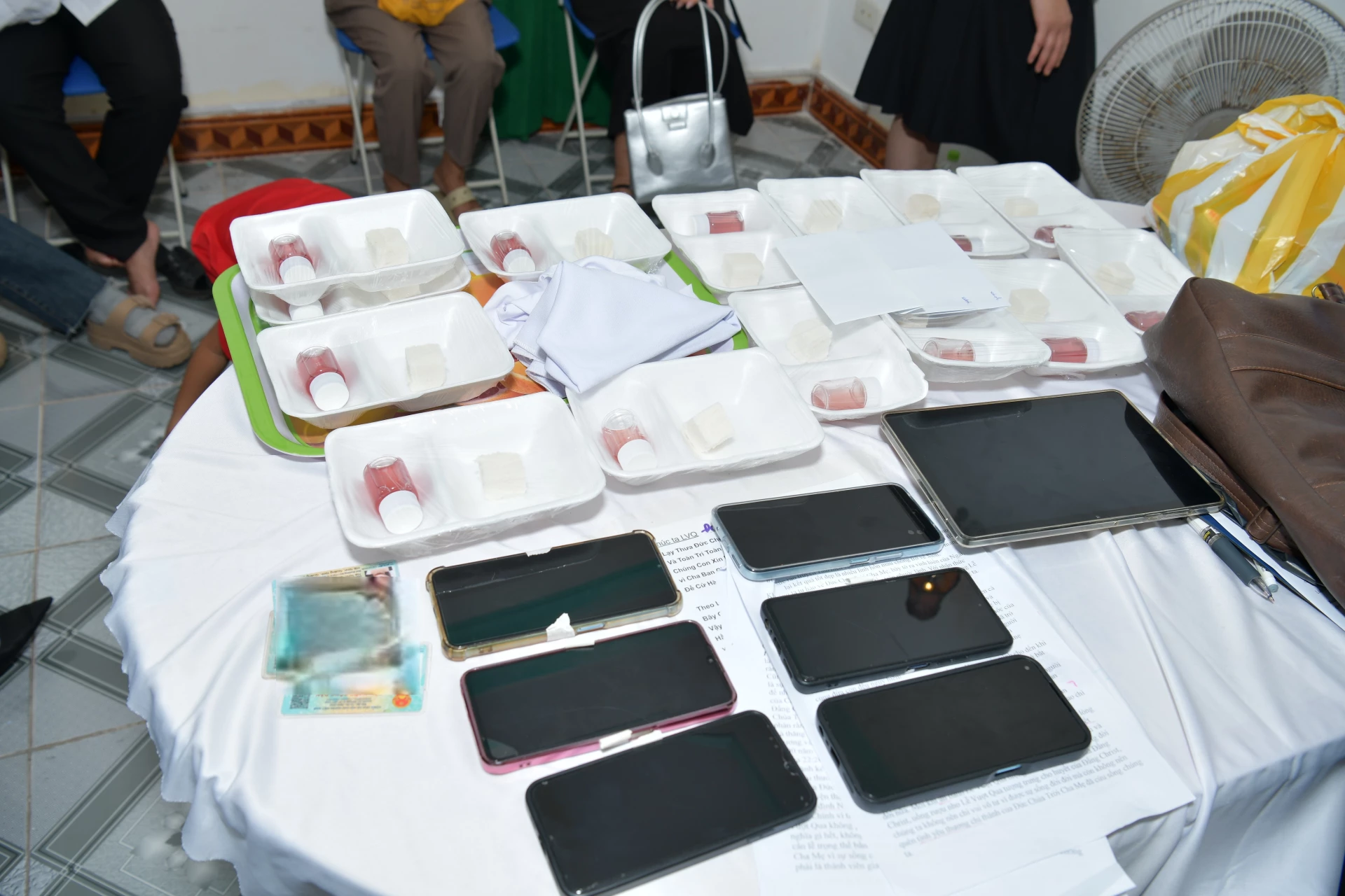 Những tang vật, tài liệu liên quan đến hoạt động của các đối tượng trong hội nhóm “Hội thánh của Đức Chúa Trời Mẹ” -Ảnh: T.T