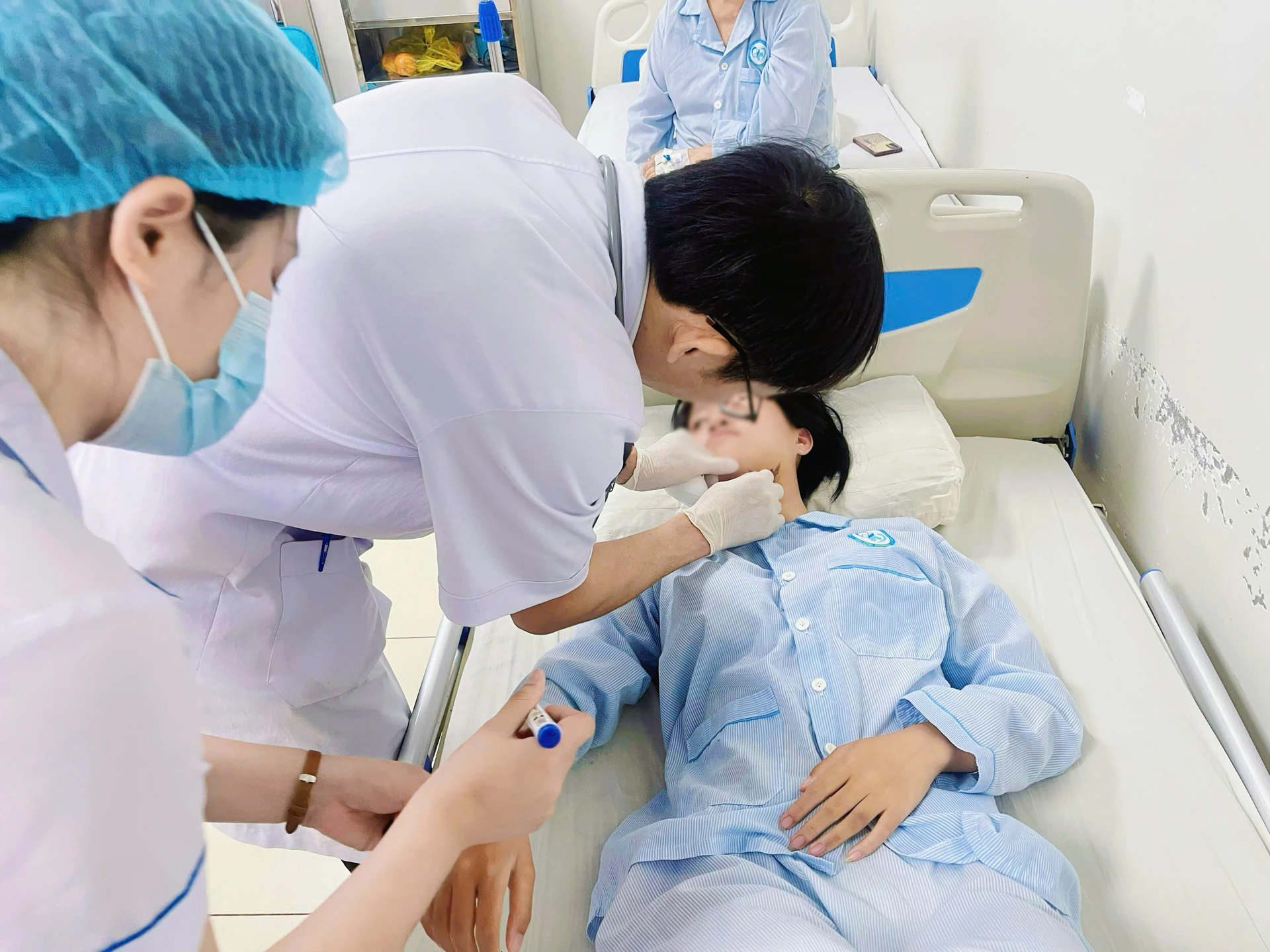 Các bác sĩ Bệnh viện Hữu nghị Quảng Bình xử lý vết thương cho bệnh nhân