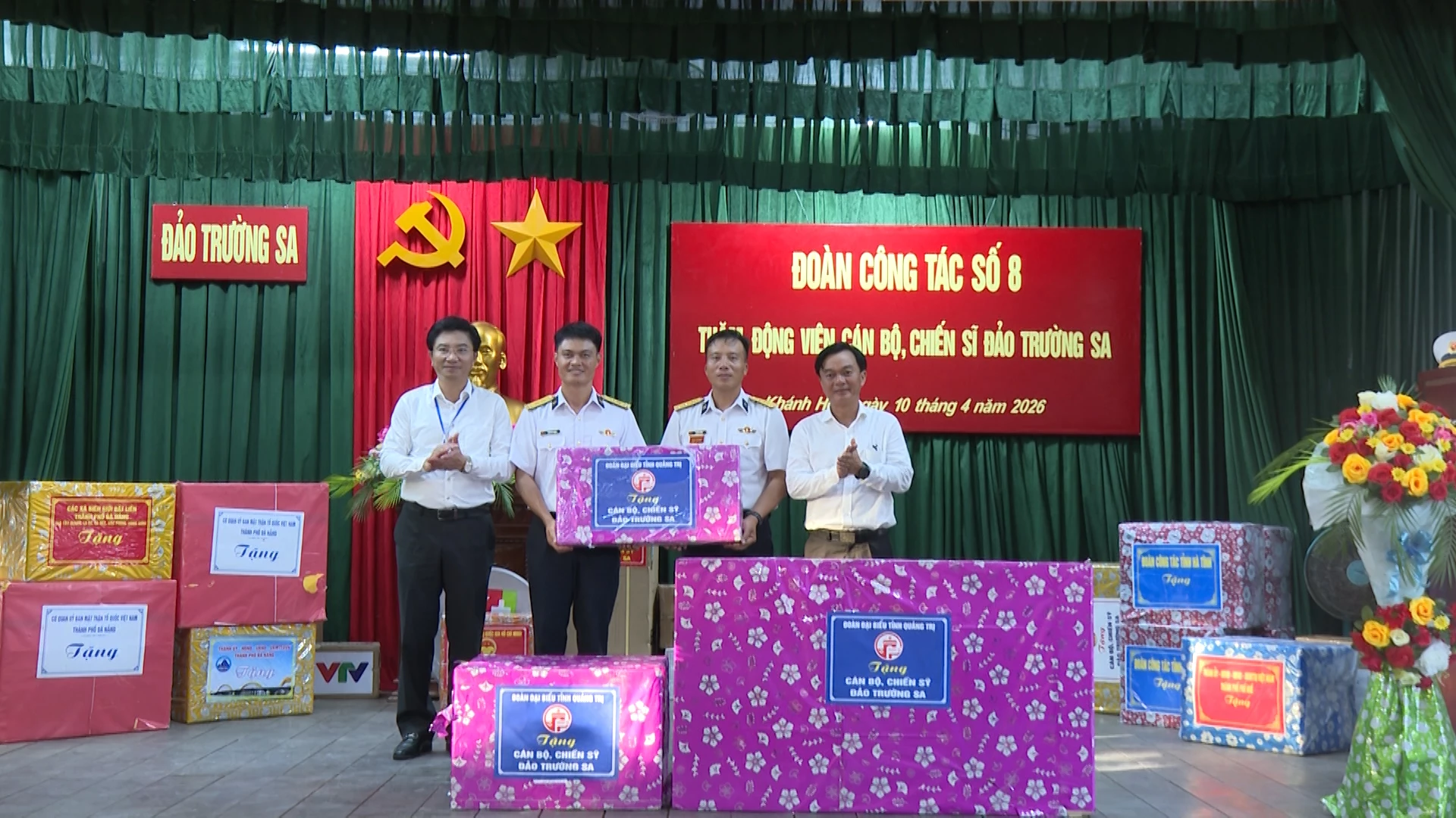 Đoàn đại biểu tỉnh Quảng Trị tặng quà cán bộ, chiến sĩ Đảo Trường Sa - Ảnh: Đ.A