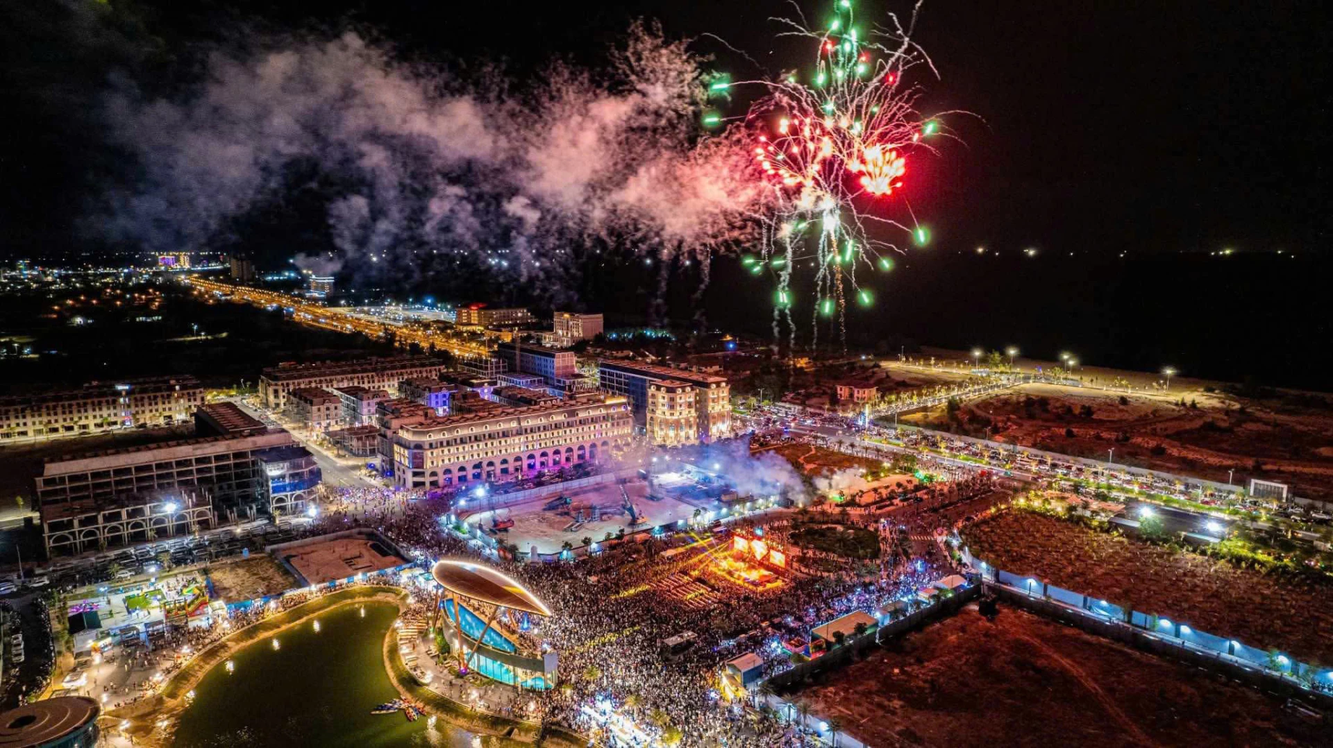 Trình diễn pháo hoa tầm thấp, diễn ra vào 22 giờ-22 giờ 10 phút các ngày 24/4 và 30/4/2026 tại khu đô thị Bảo Ninh 1 (phường Đồng Hới). Ảnh: D.H