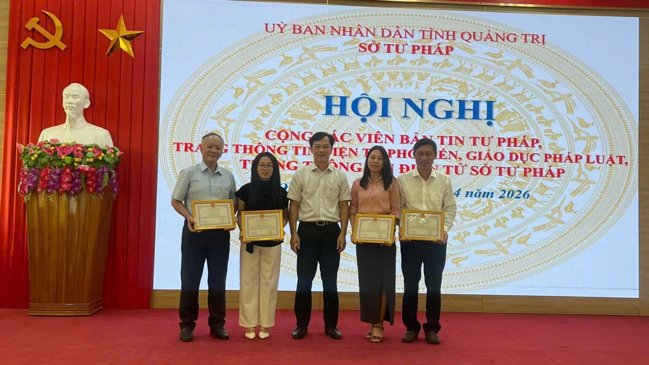 Ảnh: H.Đ Tặng Bằng khen của Giám đốc Sở Tư Pháp cho tập thể và cá nhân có nhiều đóng góp cho hoạt động của trang thông tin điện tử PBGDPL tỉnh và trang thông tin điện tử Sở Tư Pháp