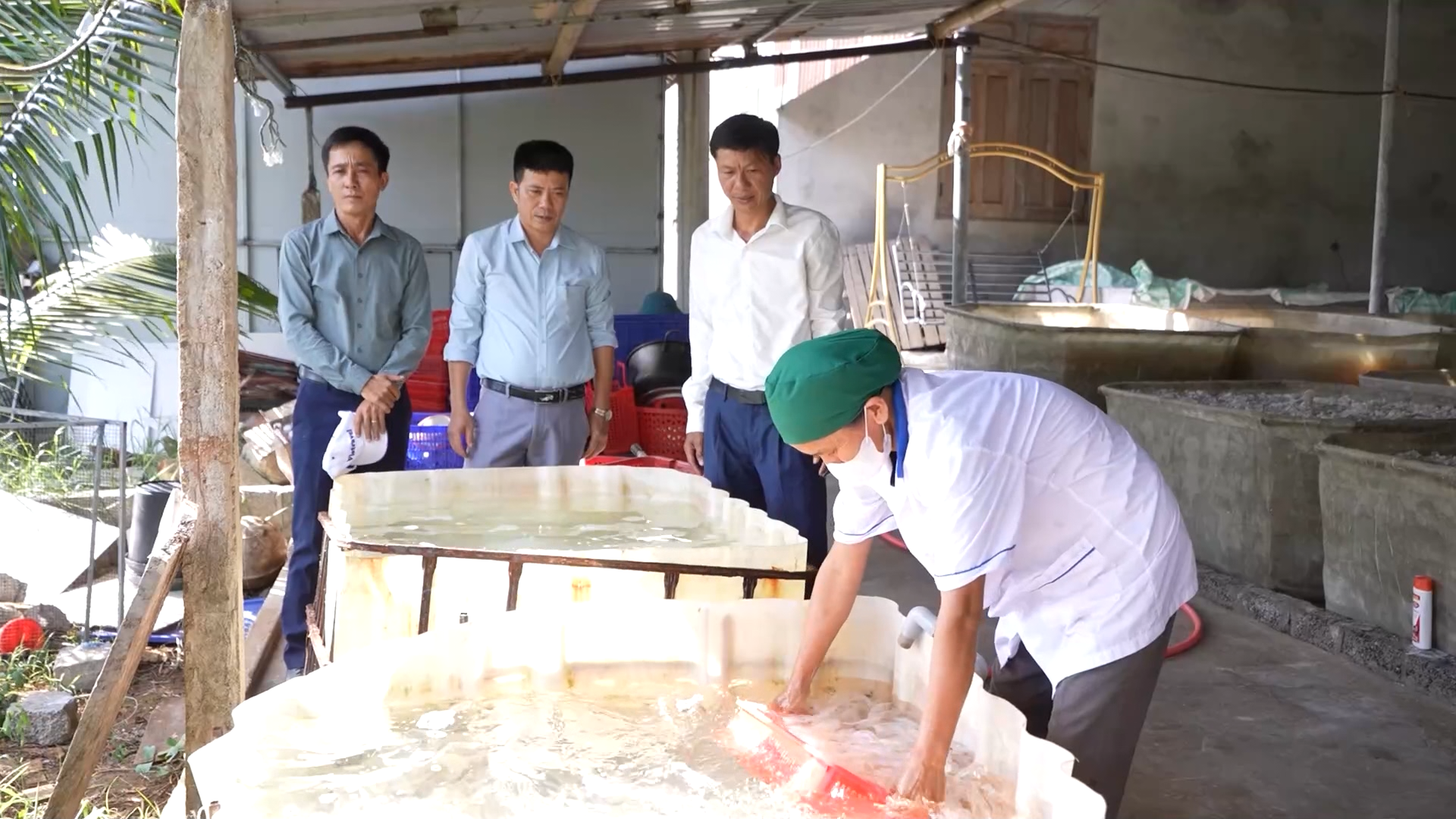 .Ông Lê Văn Bang (thứ 3 từ trái sang) hướng dẫn cách chế biến sản phẩm sứa ăn liền-Ảnh N.D