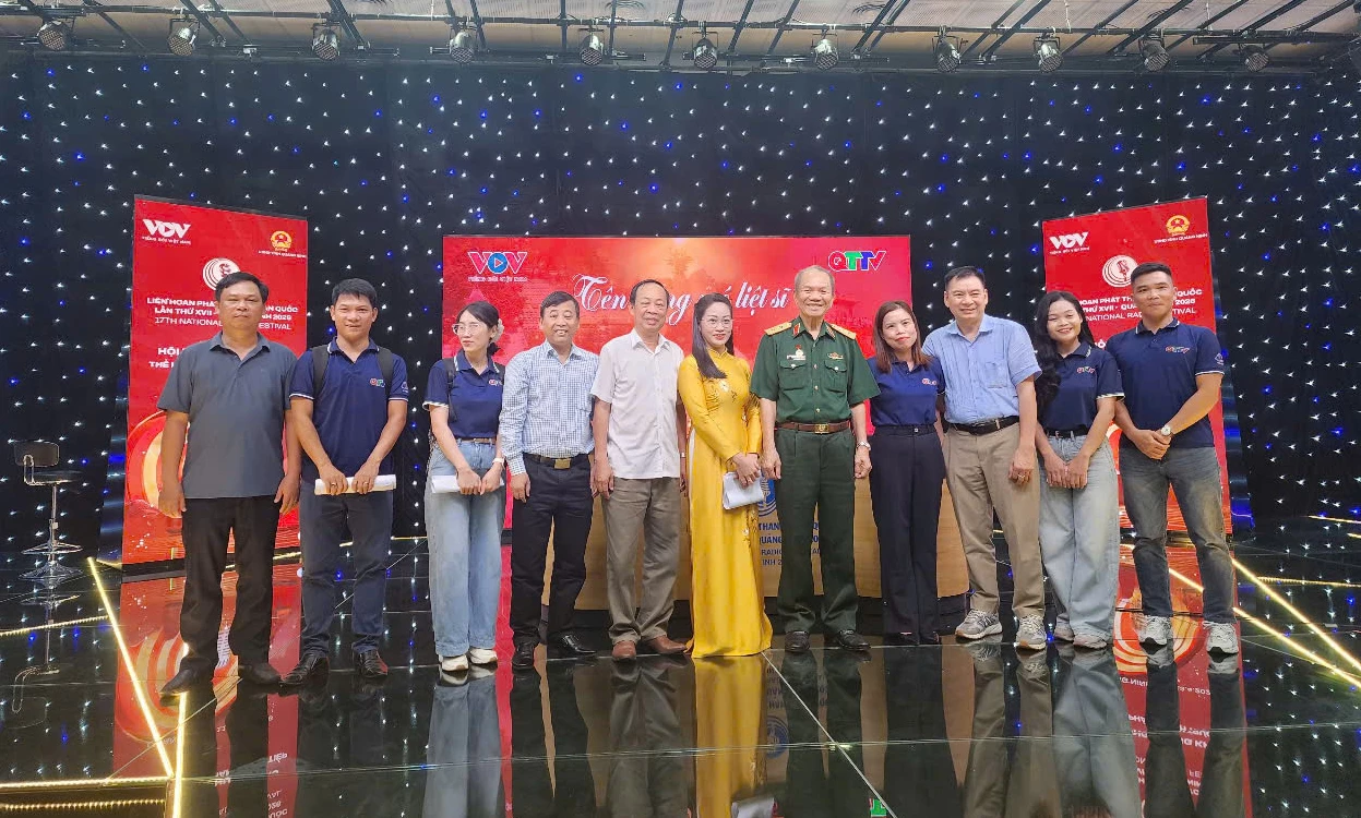 Ê-kíp thực hiện chương trình chụp ảnh lưu niệm với Ban Giám khảo liên hoan - Ảnh: Huy Nam