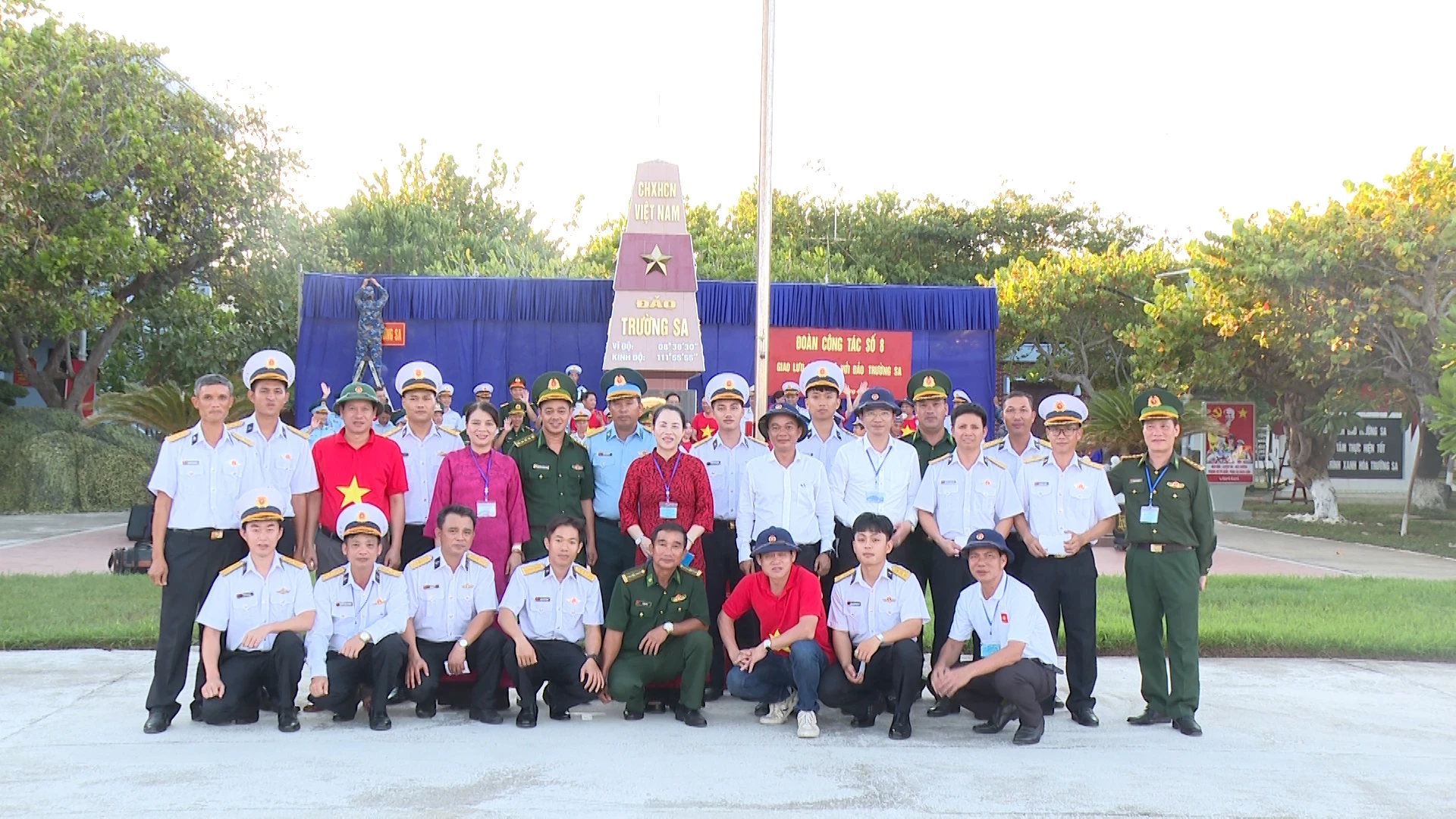 Đoàn đại biểu tỉnh Quảng Trị tặng quà, động viên con em quê hương đang làm việc tại Đảo Trường Sa - Ảnh: Đ.A