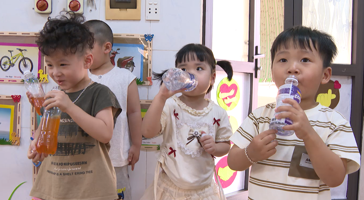 Trẻ em uống nước thường xuyên trong mùa nắng nóng - Ảnh: B.C