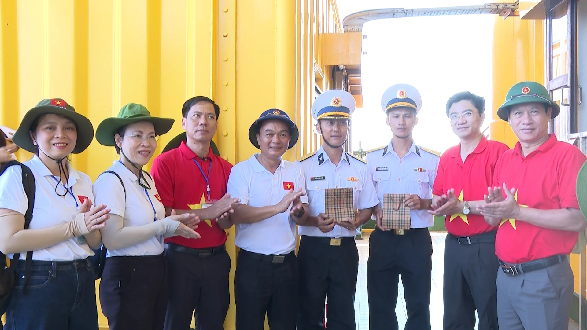 Đoàn đại biểu tỉnh Quảng Trị tặng quà, động viên con em quê hương đang làm việc tại nhà giàn DK1/16 - Ảnh: Đ.A