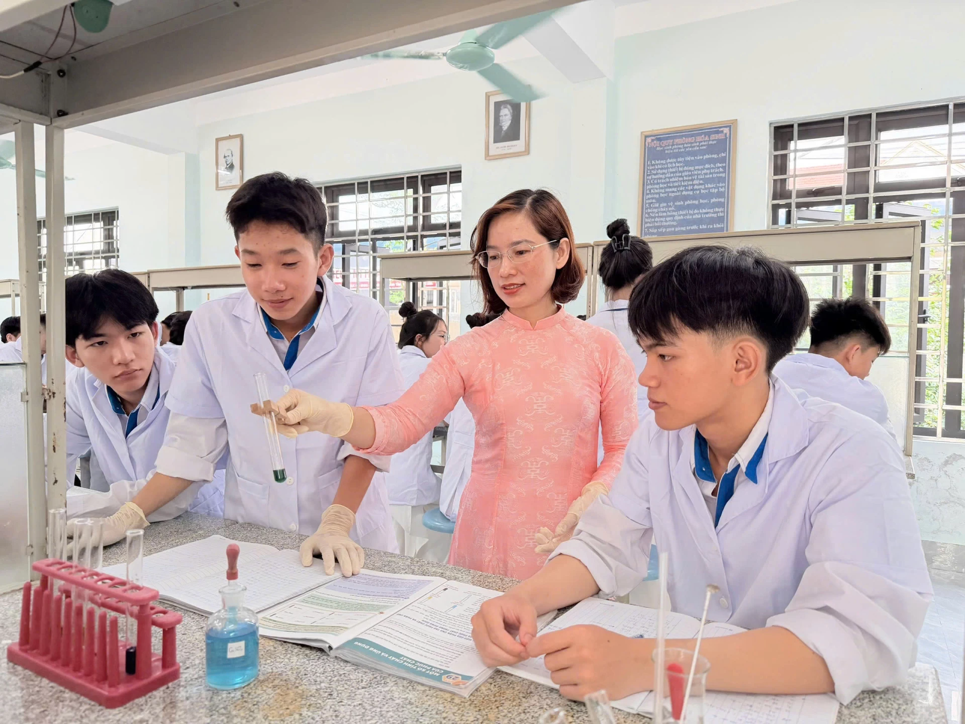 Không khí học tập trong giờ học của giáo viên, học sinh nhà trường - Ảnh: C.V