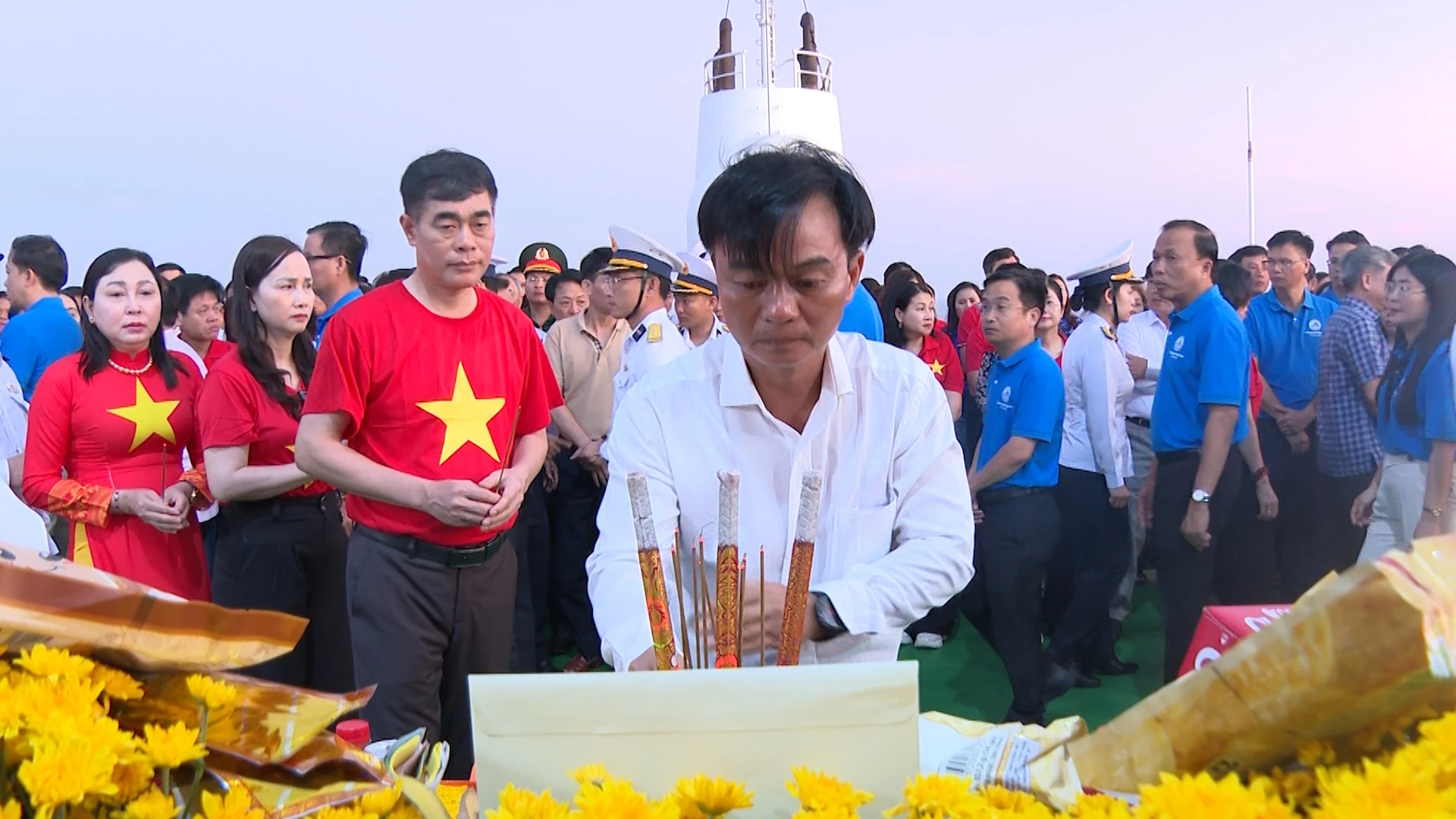 Đoàn đại biểu tỉnh Quảng Trị tham dự Lễ tưởng niệm cán bộ, chiến sĩ hi sinh vì sự nghiệp bảo vệ chủ quyền biển, đảo của Tổ quốc - Ảnh: Đ.A