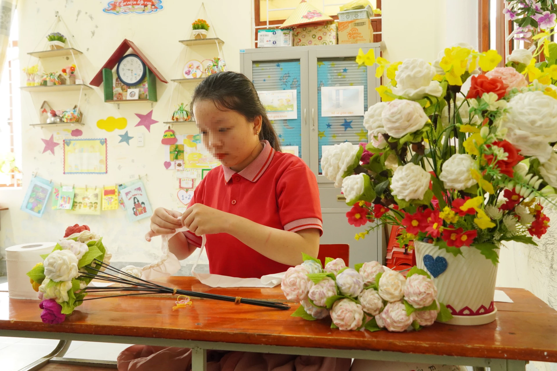 Những bông hoa giấy chứa đựng hành trình mở lòng của trẻ tự kỷ-Ảnh: H.L