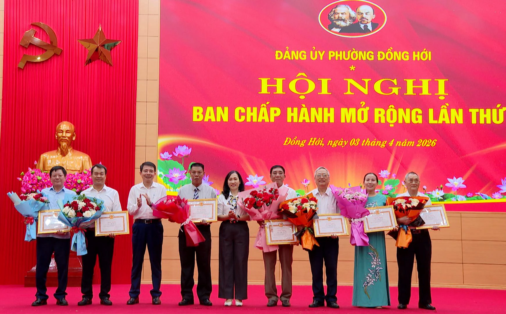 Đại diện Thường trực Đảng ủy phường Đồng Hới trao bằng khen của Ban Thường vụ Tỉnh ủy cho các đảng viên đạt tiêu chuẩn “Hoàn thành xuất sắc nhiệm vụ” 5 năm liền (2021-2025) - Ảnh: H.Tr.
