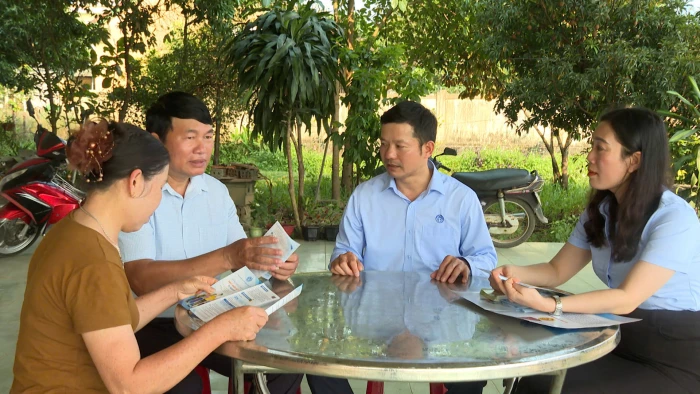 Cấp thẻ bảo hiểm y tế cho người dân vùng khó