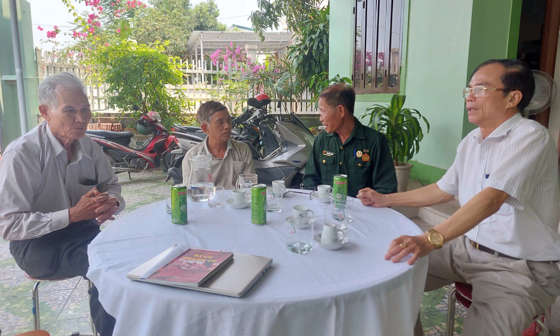 Ôn lại những kỷ niệm những ngày tham gia trận chiến - Ảnh: Đ.N