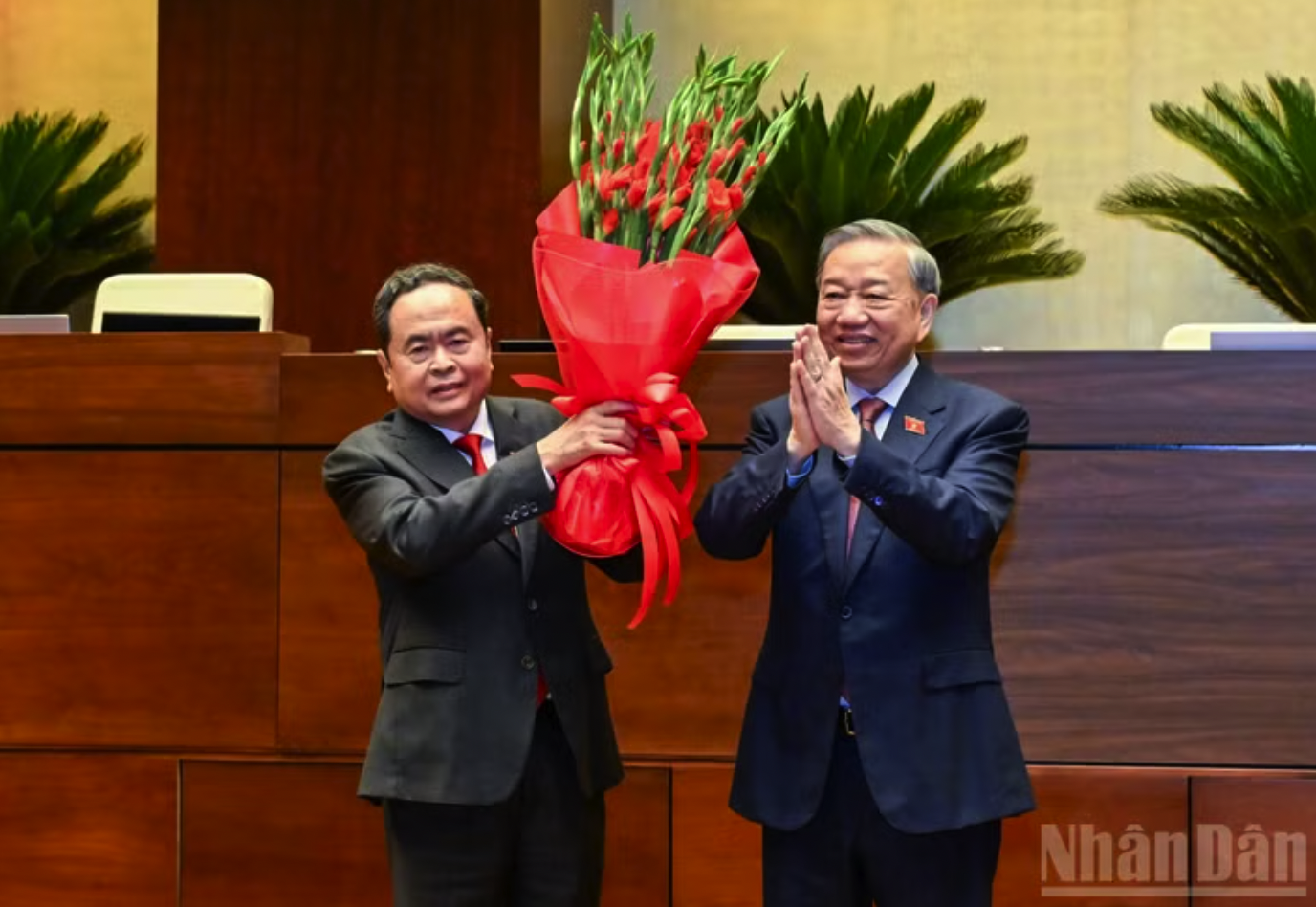 Thay mặt lãnh đạo Đảng, Nhà nước và các vị đại biểu Quốc hội khóa XVI, Tổng Bí thư Tô Lâm đã tặng hoa chúc mừng Chủ tịch Quốc hội khóa XVI Trần Thanh Mẫn. (Ảnh: LINH NGUYÊN)