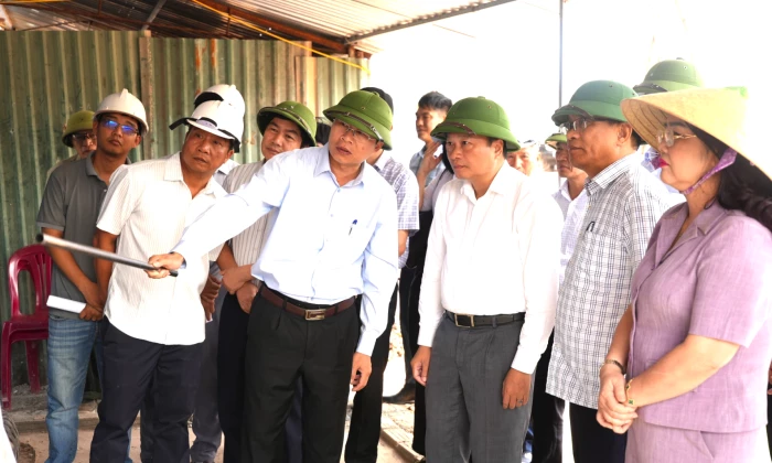 Đồng chí Chủ tịch UBND tỉnh kiểm tra tiến độ xây dựng trường học và làm việc với xã Dân Hóa