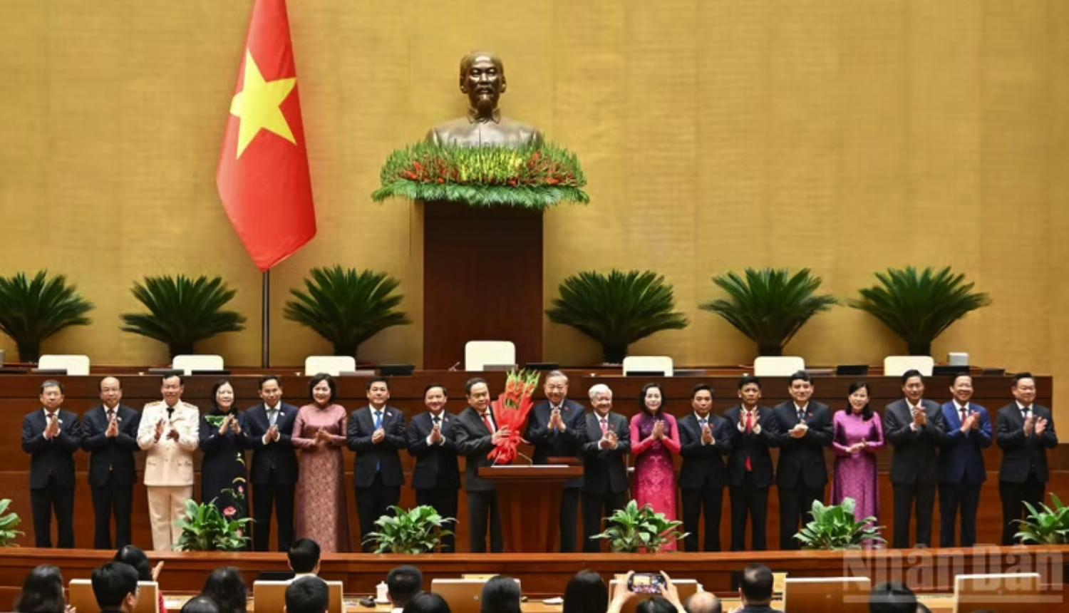 Thay mặt Lãnh đạo Đảng và Nhà nước, Tổng Bí thư Tô Lâm tặng hoa chúc mừng các Ủy viên Ủy ban Thường vụ Quốc hội khóa XVI. (Ảnh: DUY LINH)