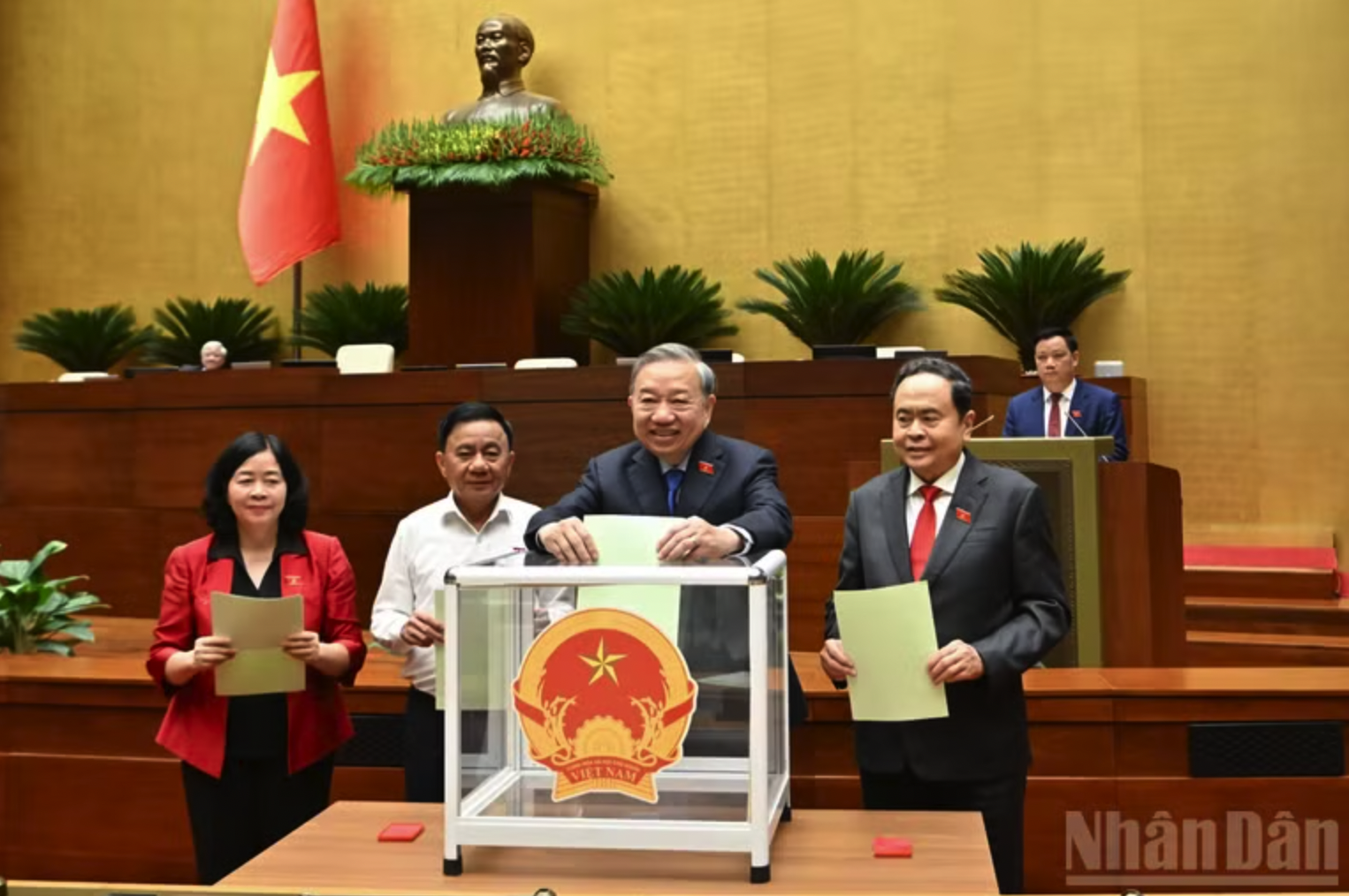 Tổng Bí thư Tô Lâm, Chủ tịch Quốc hội Trần Thanh Mẫn, Thường trực Ban Bí thư Trần Cẩm Tú, Chủ tịch Ủy ban Trung ương MTTQ Việt Nam Bùi Thị Minh Hoài bỏ phiếu bầu các chức danh trong buổi chiều 6/4. (Ảnh: DUY LINH)