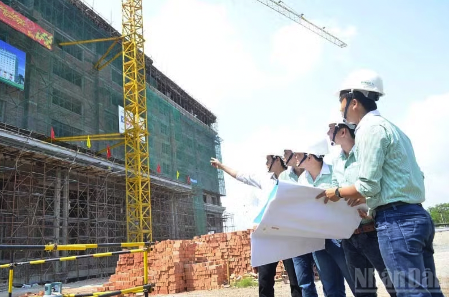 Trong lĩnh vực dân dụng, các chỉ tiêu được xây dựng chi tiết cho nhà chung cư (từ dưới 5 tầng đến 50 tầng, có hoặc không có tầng hầm), nhà ở riêng lẻ, công trình giáo dục từ mầm non đến đại học và công trình y tế.