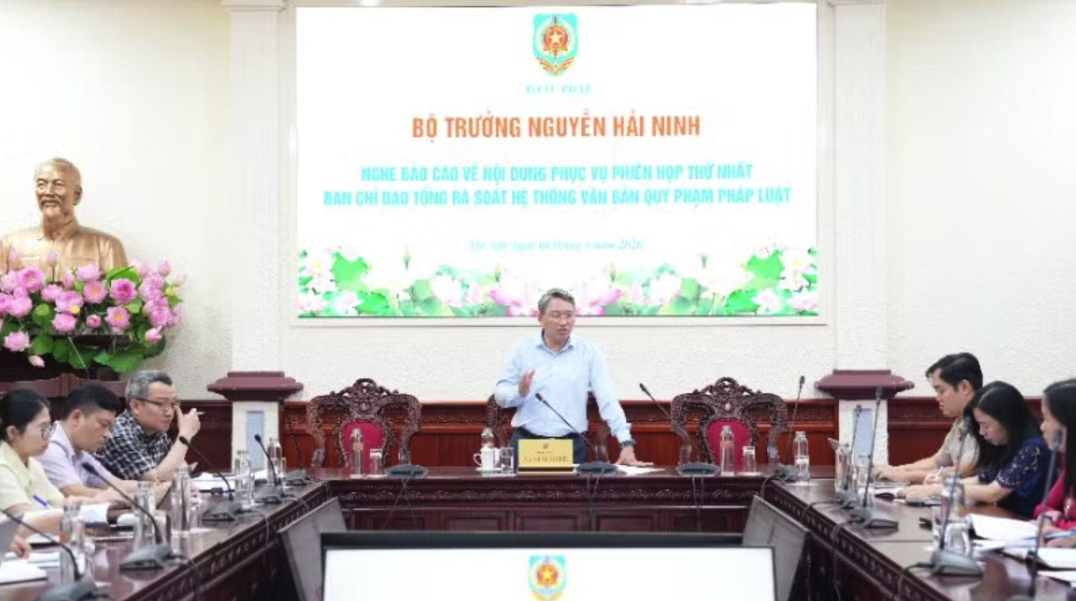 Bộ trưởng Tư pháp Nguyễn Hải Ninh phát biểu tại cuộc họp. (Ảnh: TL)