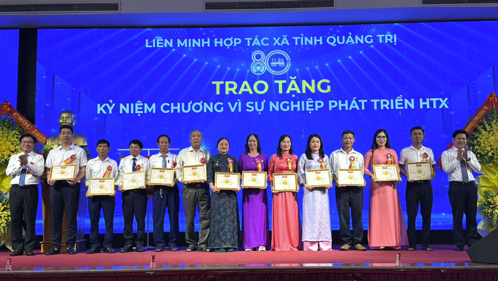 Đồng chí Lê Vĩnh Thế, Chánh Văn phòng Tỉnh ủy và đồng chí Đào Mạnh Hùng, Phó Chủ tịch Thường trực Ủy ban MTTQ Việt Nam tỉnh trao kỷ niệm chương Vì sự nghiệp phát triển HTX cho 60 cá nhân - Ảnh: N.L