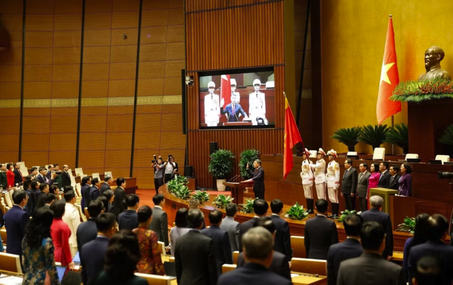 Đồng chí Lê Minh Hưng, Ủy viên Bộ Chính trị, Bí thư Trung ương Đảng, Trưởng ban Tổ chức Trung ương, Đại biểu Quốc hội khóa XVI tuyên thệ nhậm chức Thủ tướng Chính phủ. (Ảnh: TTXVN)