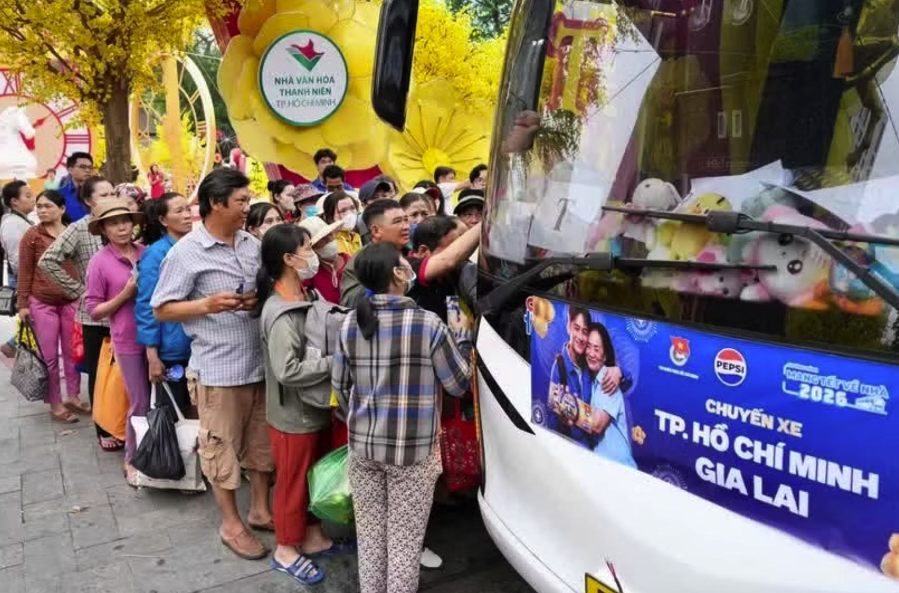 Người lao động về quê đón Tết trên các chuyến xe miễn phí. (Ảnh: PV/Vietnam+)