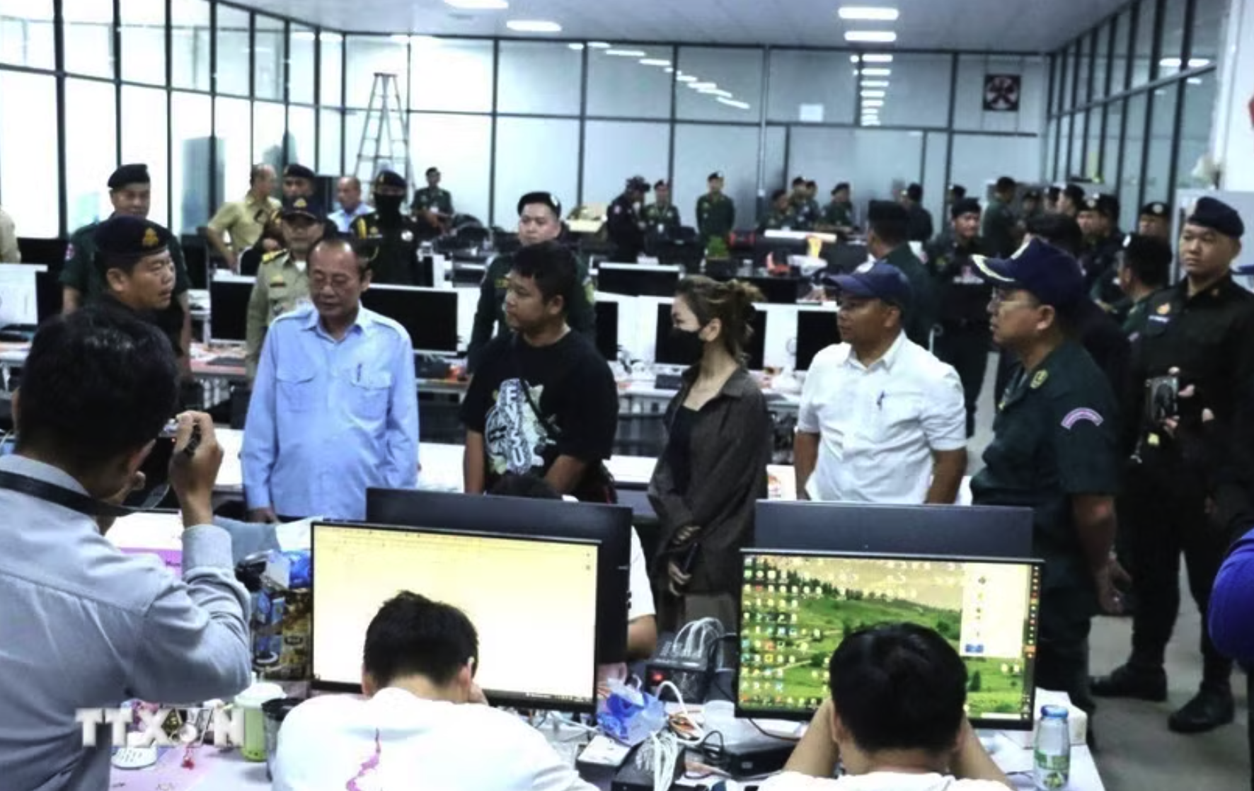 Lực lượng chức năng tỉnh Kratie đột kích một địa điểm tại huyện Snuol được sử dụng làm trung tâm lừa đảo trực tuyến trên địa bàn, bắt giữ hơn 300 người nước ngoài. (Ảnh: AKP/TTXVN phát)