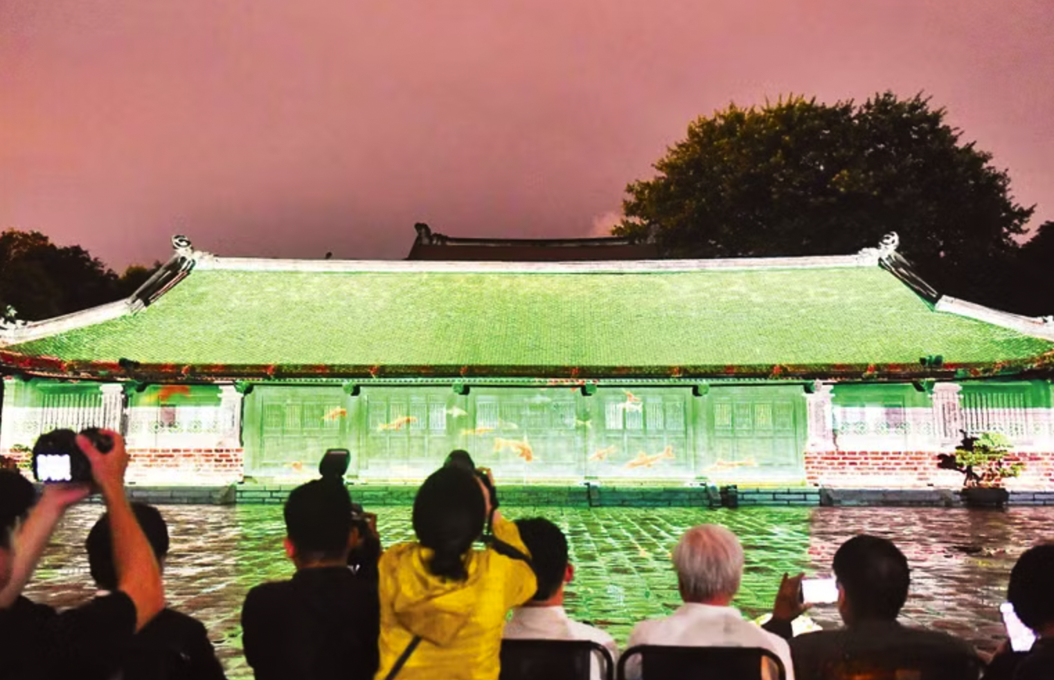 Tour đêm Văn Miếu ứng dụng chuyển đổi số thu hút nhiều du khách đến thưởng lãm. (Ảnh: Ban tổ chức)