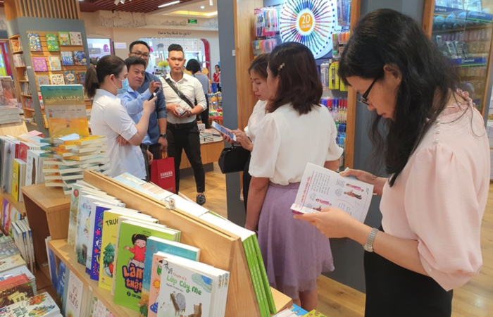 Phê phán khuynh hướng sáng tác lệch lạc làm phương hại nền văn học, nghệ thuật cách mạng