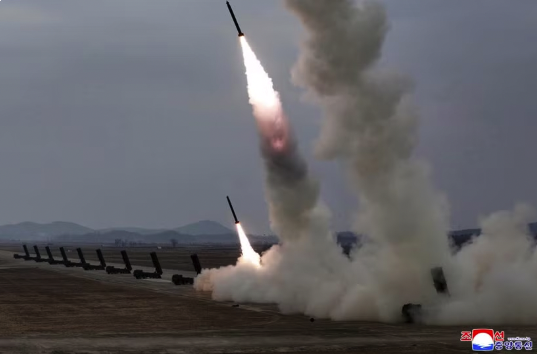 Triều Tiên tiến hành cuộc tập trận tấn công hỏa lực sử dụng hệ thống phóng rocket đa nòng siêu chính xác 600mm vào ngày 14/3. (Nguồn: Yonhap)