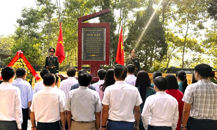 Lễ dâng hoa tưởng niệm tại Bia Di tích Chi bộ Hưng Ninh