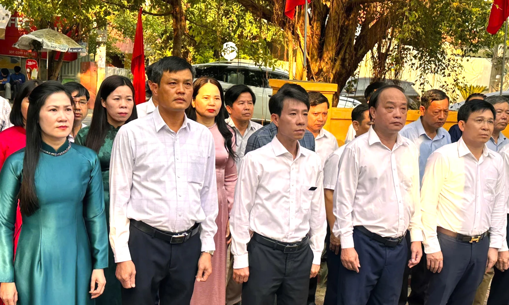 Các đồng chí lãnh đạo Đảng ủy, HĐND, UBND, Ủy ban MTTQ Việt Nam phường Đồng Thuận dâng hoa tưởng niệm tại Bia Di tích Chi bộ Hưng Ninh - Ảnh: T.L