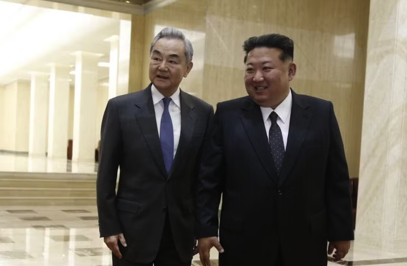 Nhà lãnh đạo Triều Tiên Kim Jong Un tiếp Bộ trưởng Ngoại giao Trung Quốc Vương Nghị (trái). (Nguồn: Xinhua)