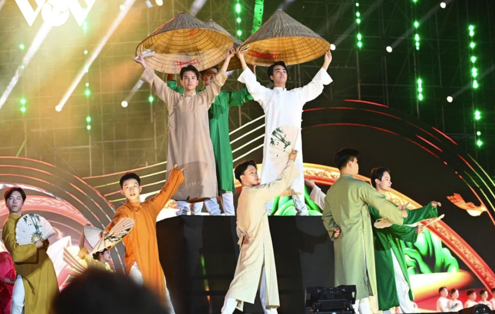 Điểm nhấn của chương trình là sự hội tụ của nhiều thế hệ nghệ sĩ. 