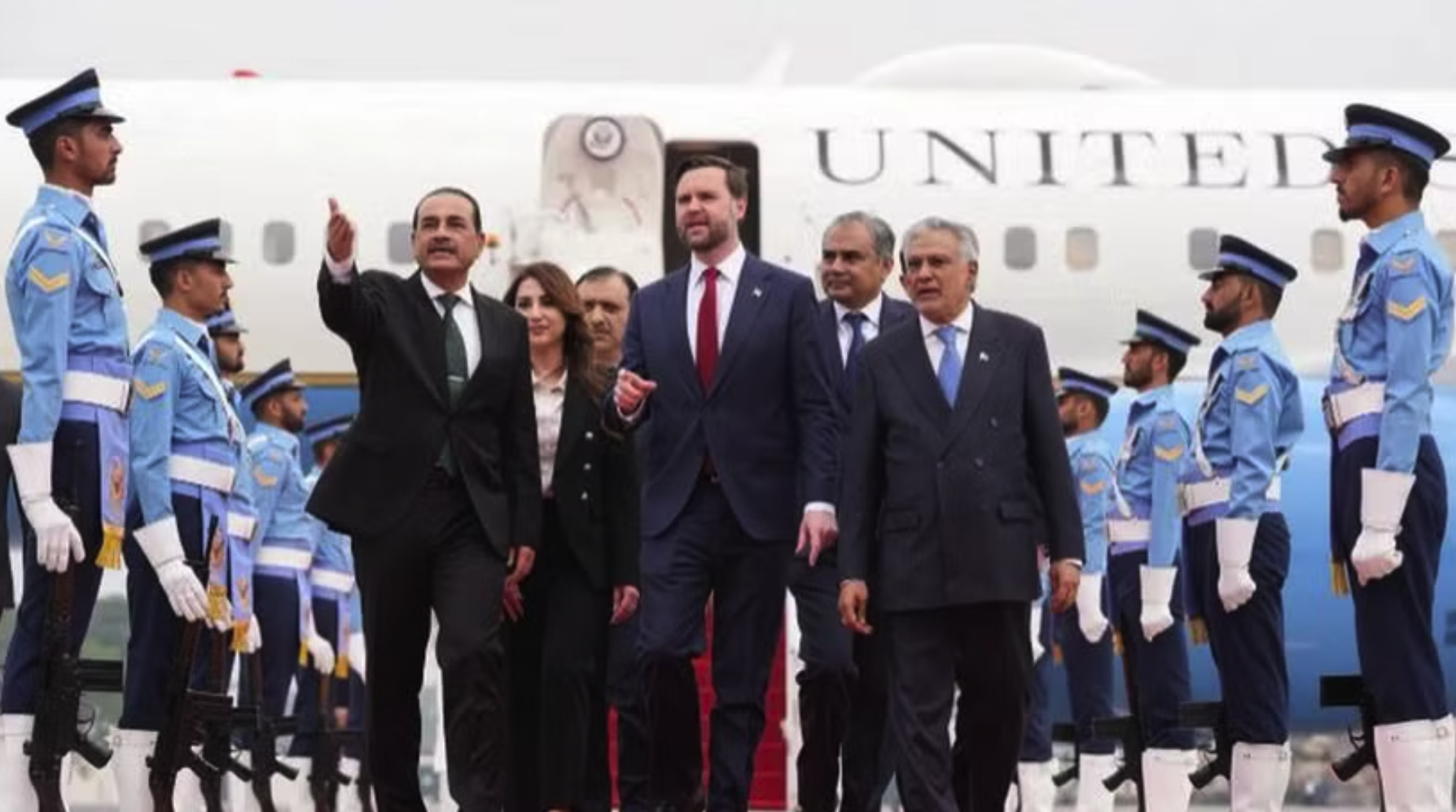 Phó Tổng thống Hoa Kỳ JD Vance (giữa) đi cùng Tổng tư lệnh Lực lượng Quốc phòng kiêm Tham mưu trưởng Lục quân Pakistan, Thống soái Asim Munir (trái), và Phó Thủ tướng kiêm Ngoại trưởng Pakistan Mohammad Ishaq Dar sau khi đến Islamabad, Pakistan. (Ảnh: Getty images)