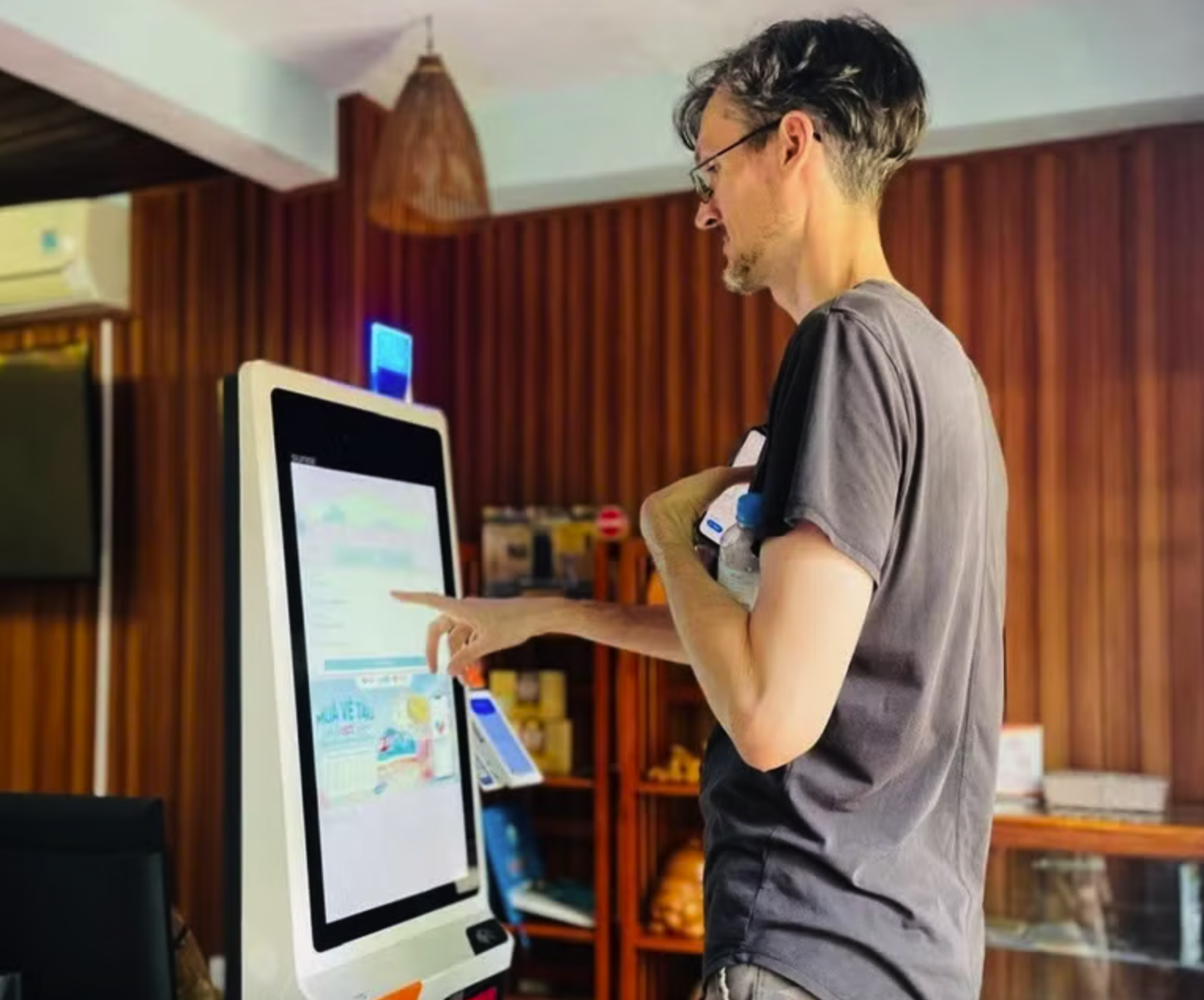 Vé tàu hè 2026 được bán rộng rãi trên nhiều kênh như: Các website chính thức của ngành đường sắt; tại các nhà ga, đại lý; thông qua ứng dụng thanh toán điện tử và ngân hàng; cùng hệ thống tổng đài bán vé tại ga Hà Nội và ga Sài Gòn, tạo thuận lợi tối đa cho hành khách trong việc tiếp cận và đặt mua vé.