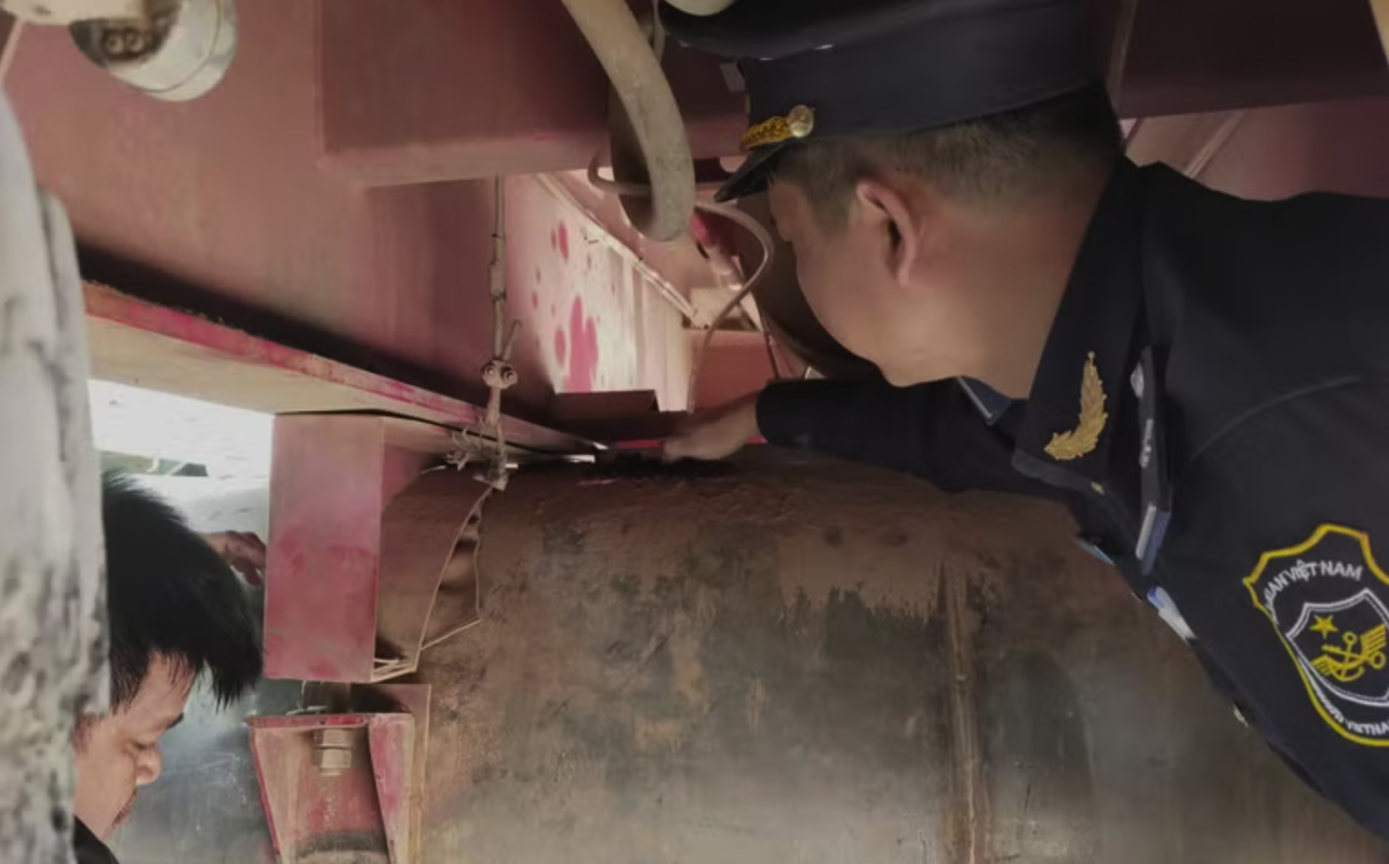 Dầu diesel được cất giấu tinh vi trong ngăn chứa bí mật.